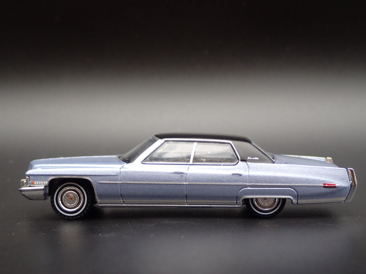 1972 72 CADILLAC CADDY SEDAN DEVILLE  1:64 SCALE DIORAMA DIECAST MODEL CAR