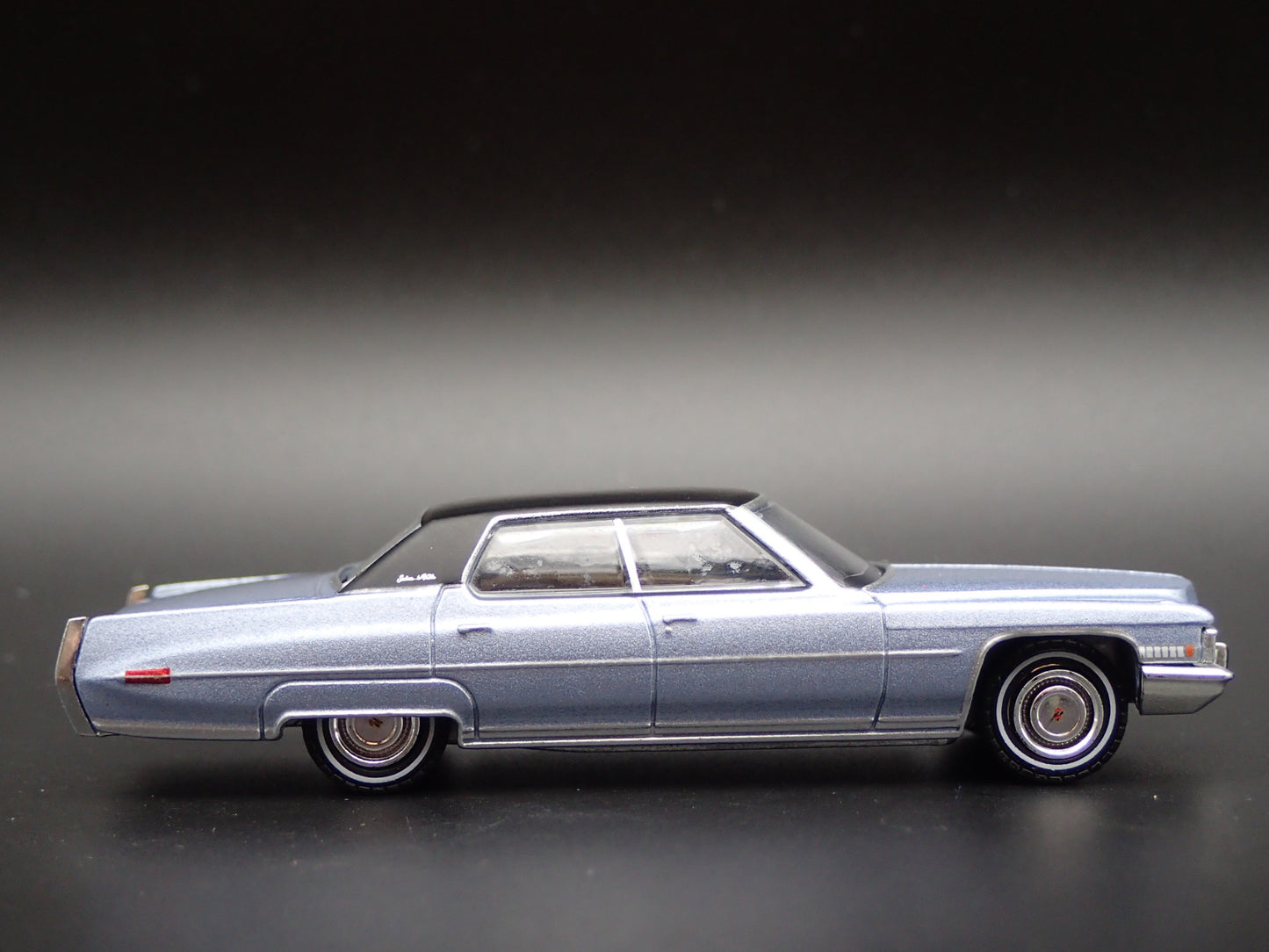 1972 72 CADILLAC CADDY SEDAN DEVILLE  1:64 SCALE DIORAMA DIECAST MODEL CAR