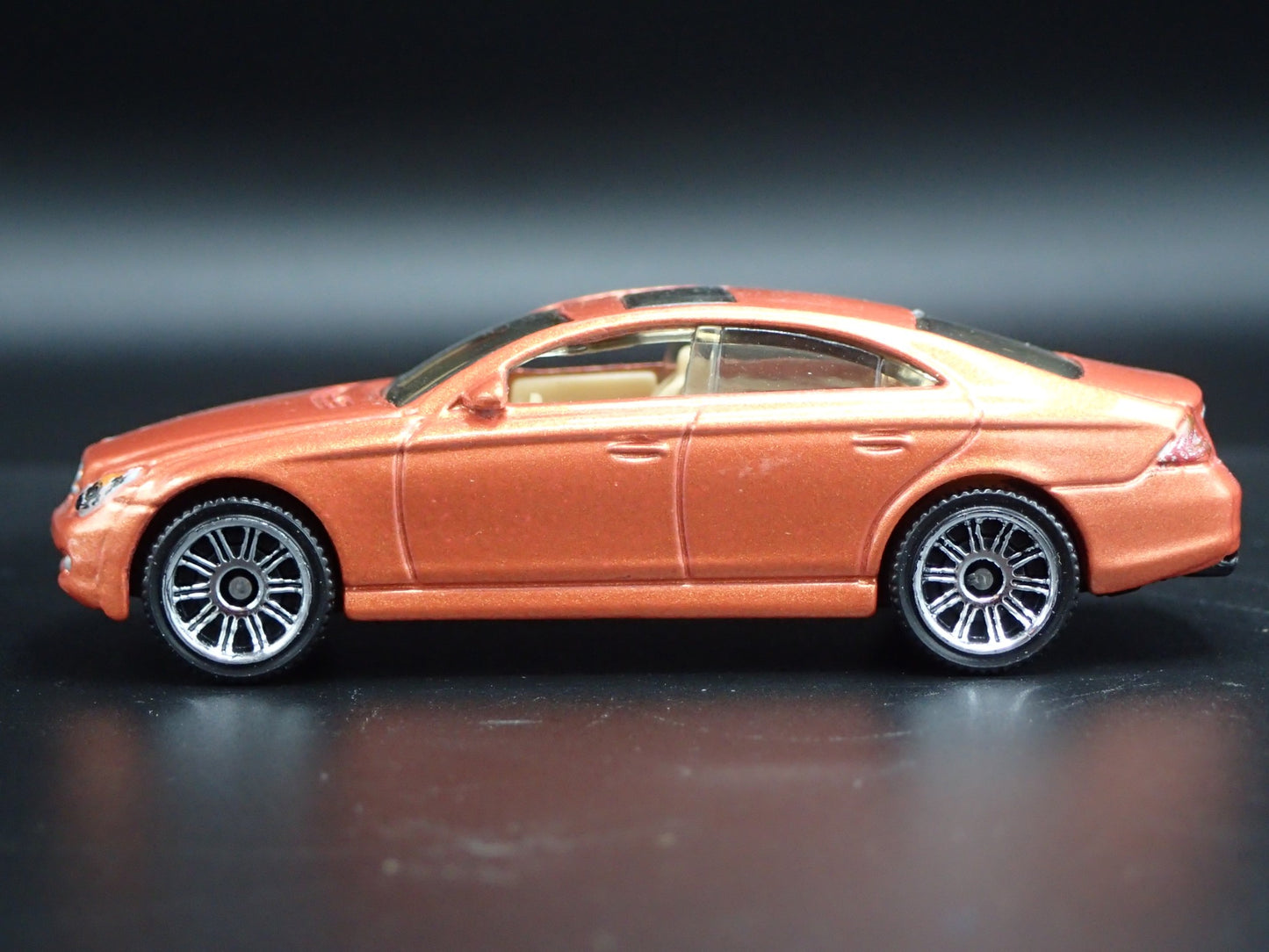 2004-2010 MERCEDES BENZ CLS500 1:64 SCALE COLLECTIBLE DIORAMA DIECAST MODEL CAR