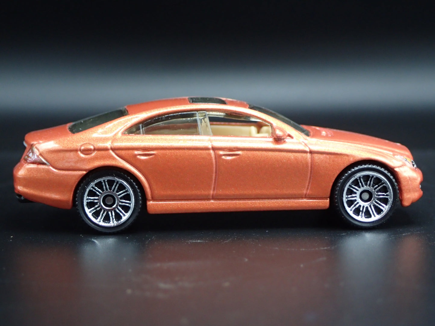 2004-2010 MERCEDES BENZ CLS500 1:64 SCALE COLLECTIBLE DIORAMA DIECAST MODEL CAR