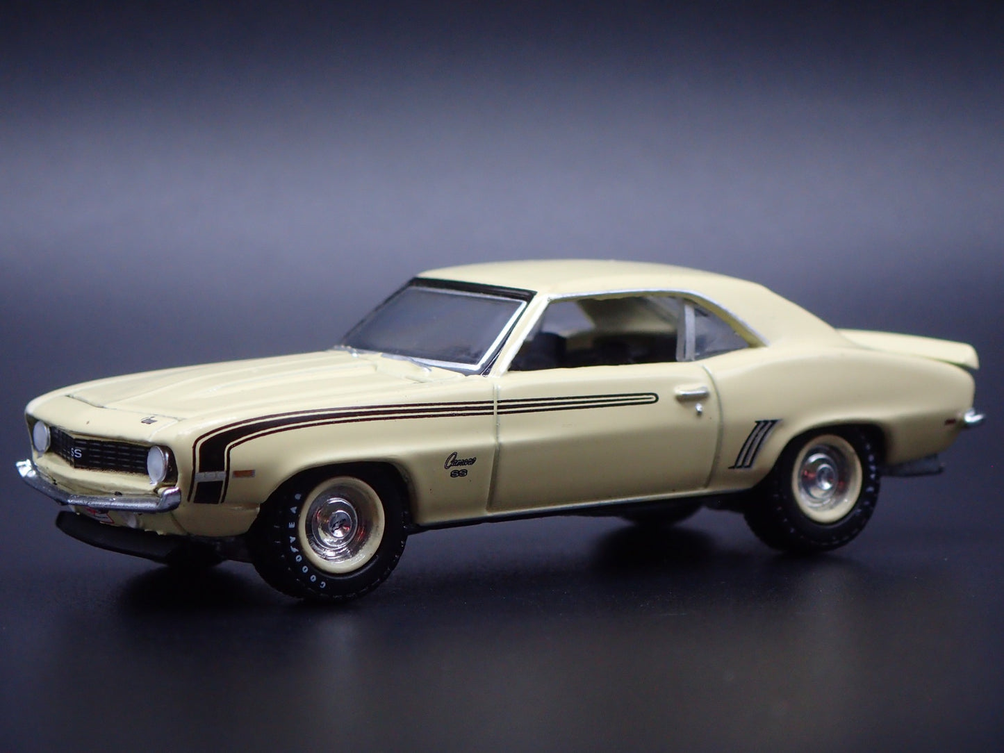 1969 69 CHEVY CHEVROLET CAMARO SS RS 396 1:64 SCALE DIORAMA DIECAST MODEL CAR