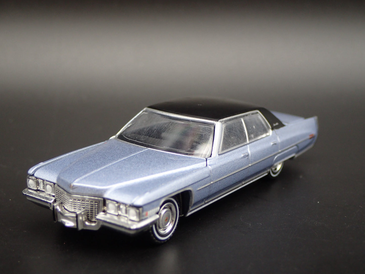 1972 72 CADILLAC CADDY SEDAN DEVILLE  1:64 SCALE DIORAMA DIECAST MODEL CAR