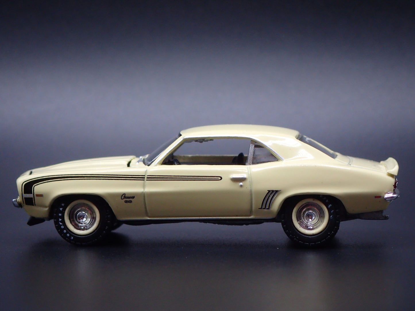1969 69 CHEVY CHEVROLET CAMARO SS RS 396 1:64 SCALE DIORAMA DIECAST MODEL CAR