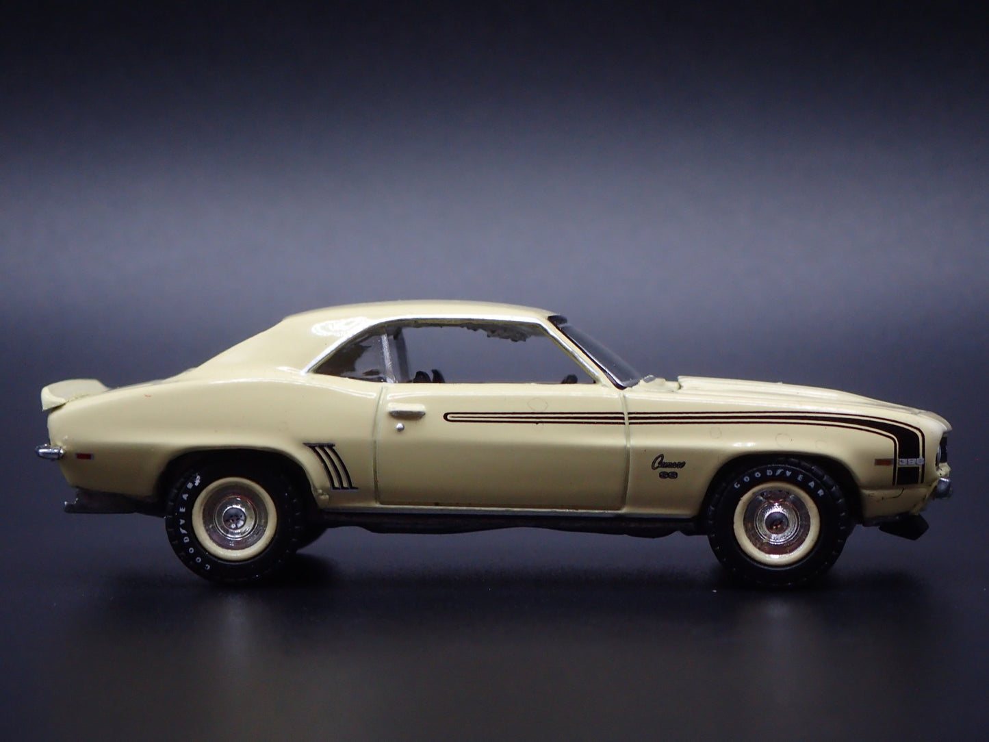 1969 69 CHEVY CHEVROLET CAMARO SS RS 396 1:64 SCALE DIORAMA DIECAST MODEL CAR