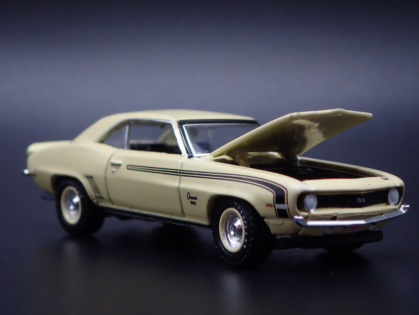 1969 69 CHEVY CHEVROLET CAMARO SS RS 396 1:64 SCALE DIORAMA DIECAST MODEL CAR