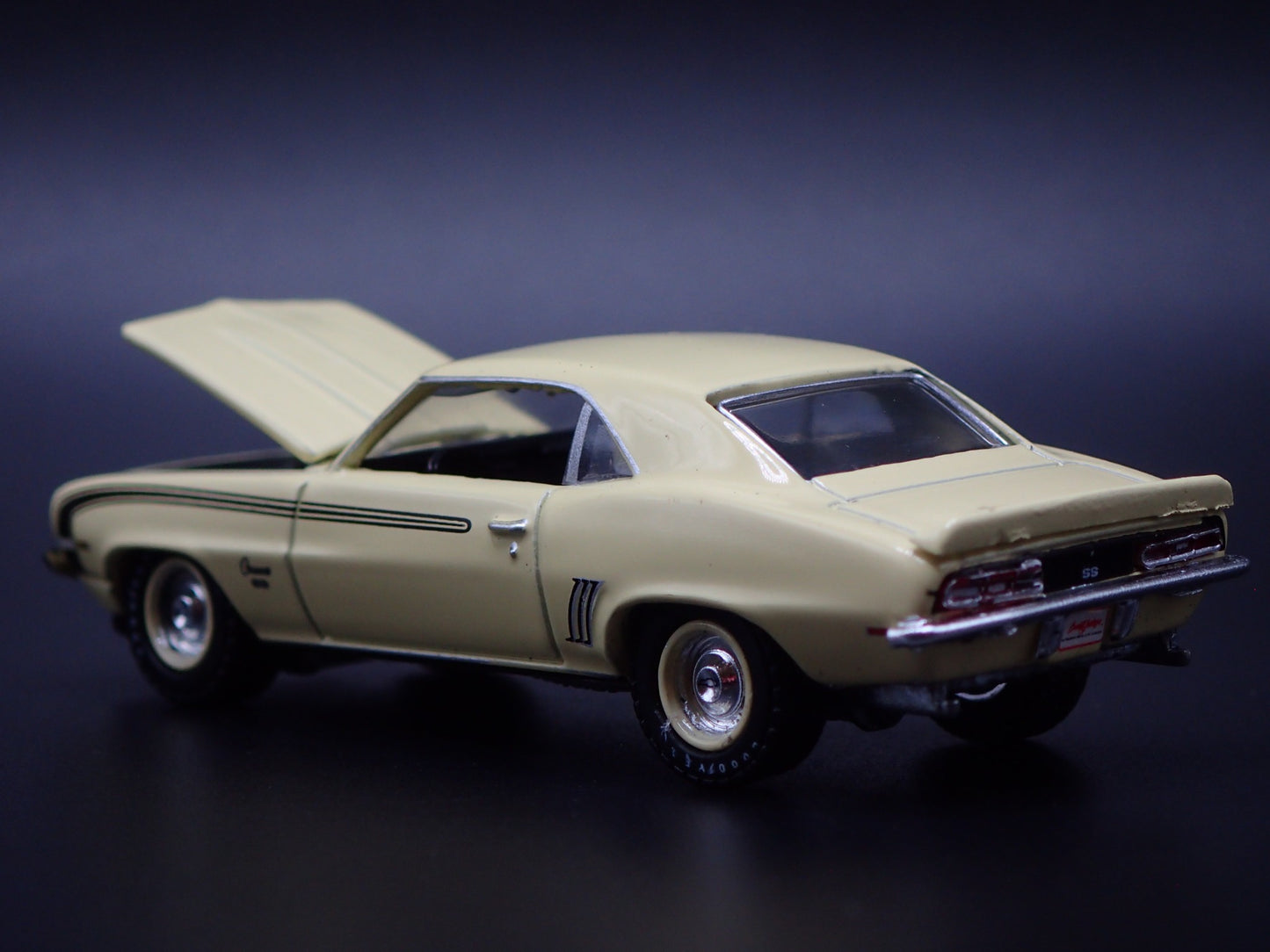 1969 69 CHEVY CHEVROLET CAMARO SS RS 396 1:64 SCALE DIORAMA DIECAST MODEL CAR