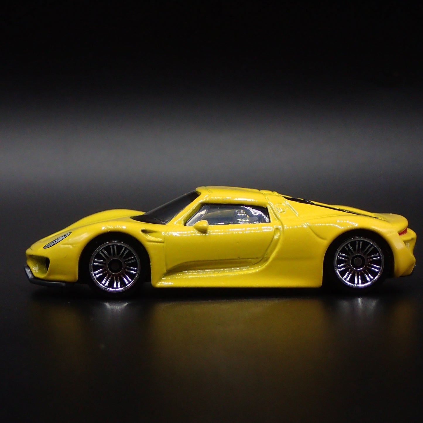 2013-2015 PORSCHE 918 SPYDER SUPER CAR RARE 1:64 SCALE DIORAMA DIECAST MODEL CAR