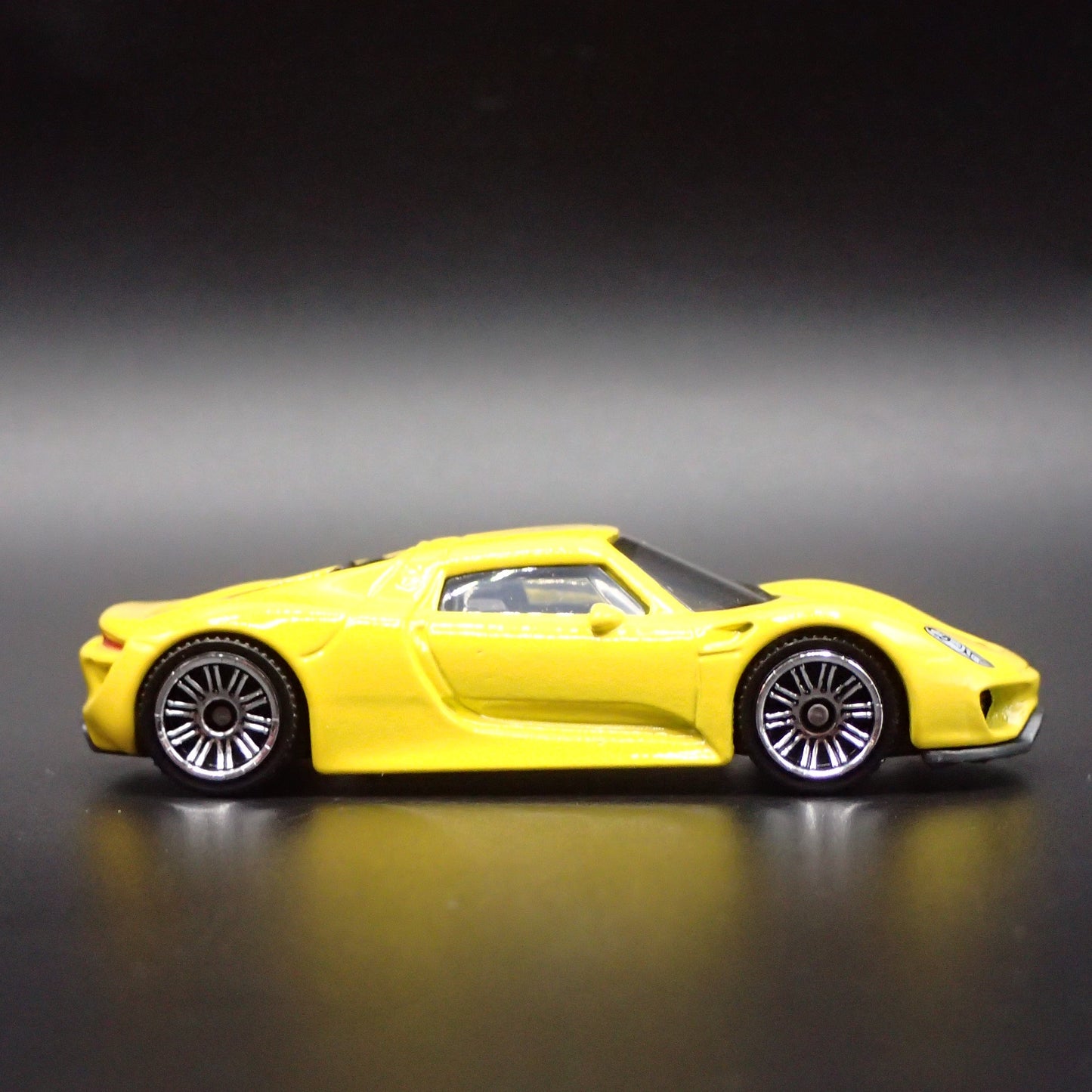 2013-2015 PORSCHE 918 SPYDER SUPER CAR RARE 1:64 SCALE DIORAMA DIECAST MODEL CAR