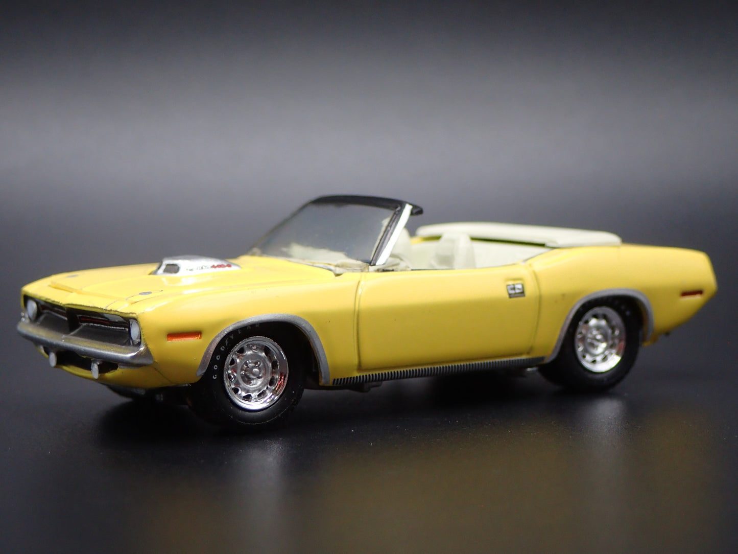 1970 70 PLYMOUTH CUDA CONVERTIBLE YELLOW 1:64 SCALE DIORAMA DIECAST MODEL CAR