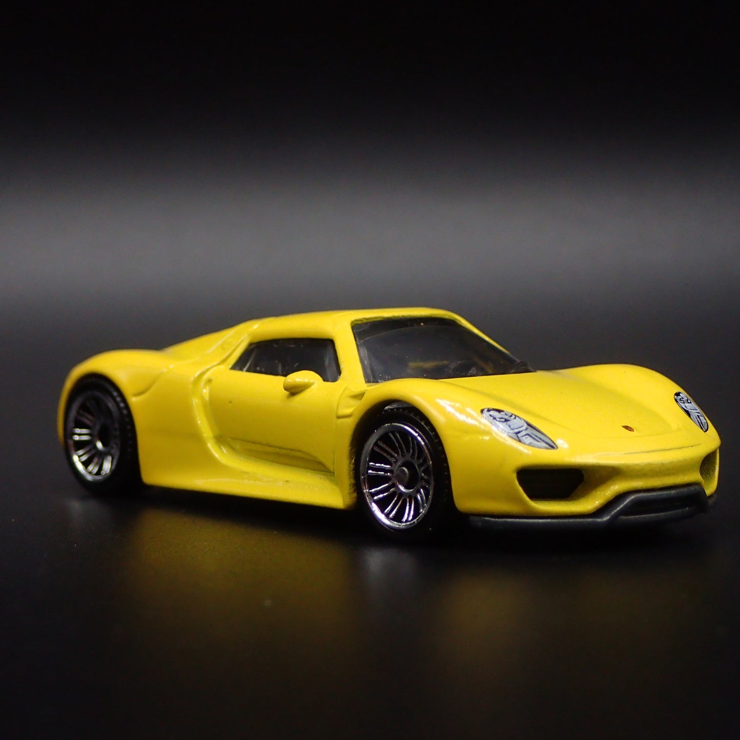 2013-2015 PORSCHE 918 SPYDER SUPER CAR RARE 1:64 SCALE DIORAMA DIECAST MODEL CAR