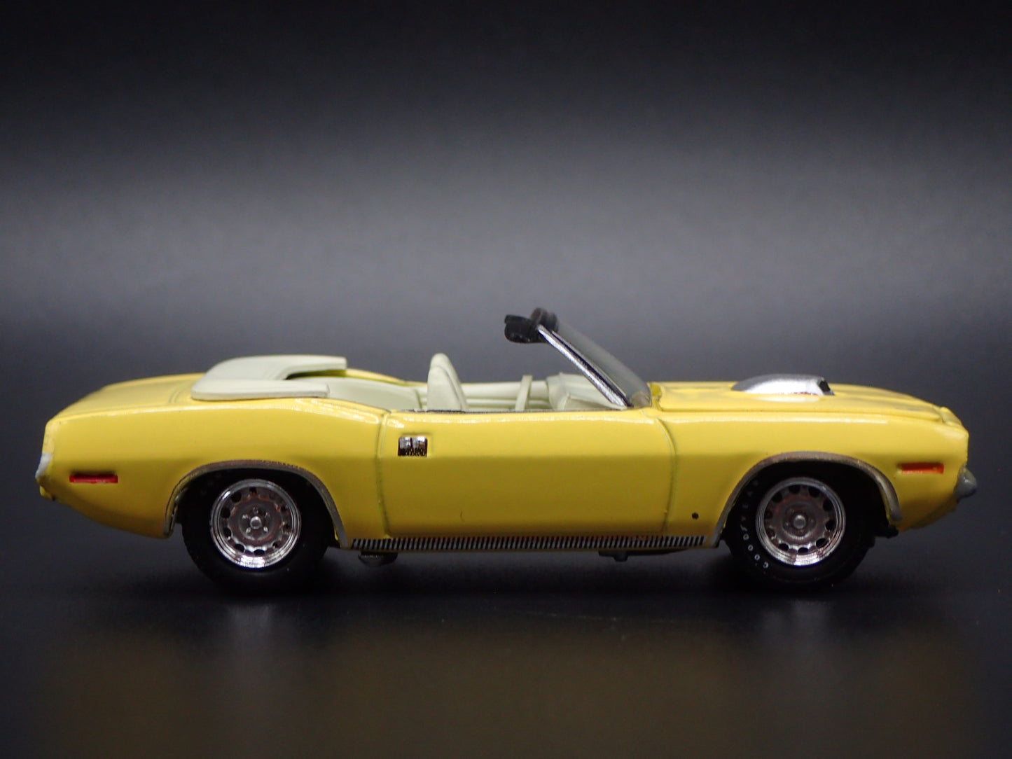 1970 70 PLYMOUTH CUDA CONVERTIBLE YELLOW 1:64 SCALE DIORAMA DIECAST MODEL CAR
