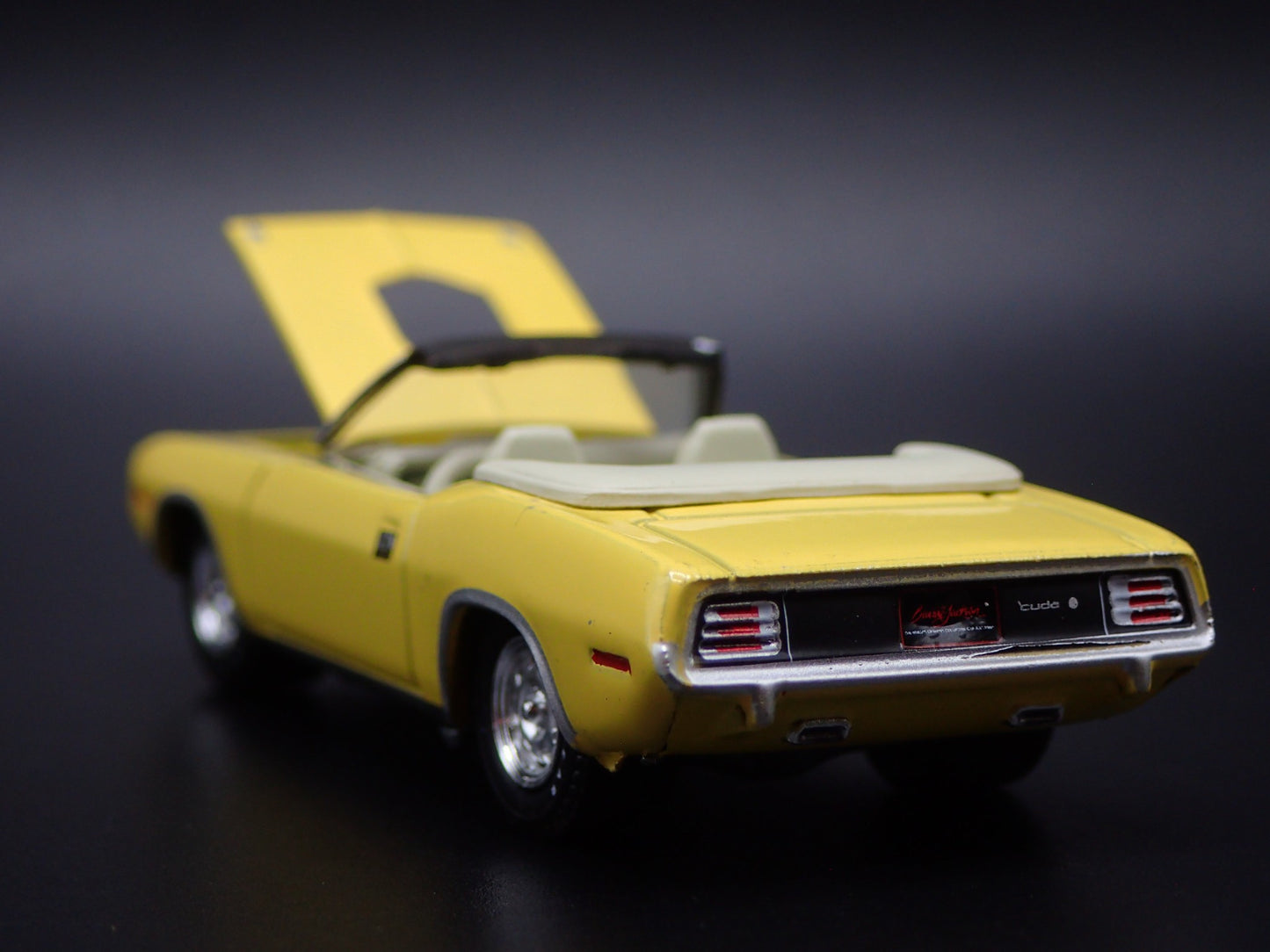 1970 70 PLYMOUTH CUDA CONVERTIBLE YELLOW 1:64 SCALE DIORAMA DIECAST MODEL CAR