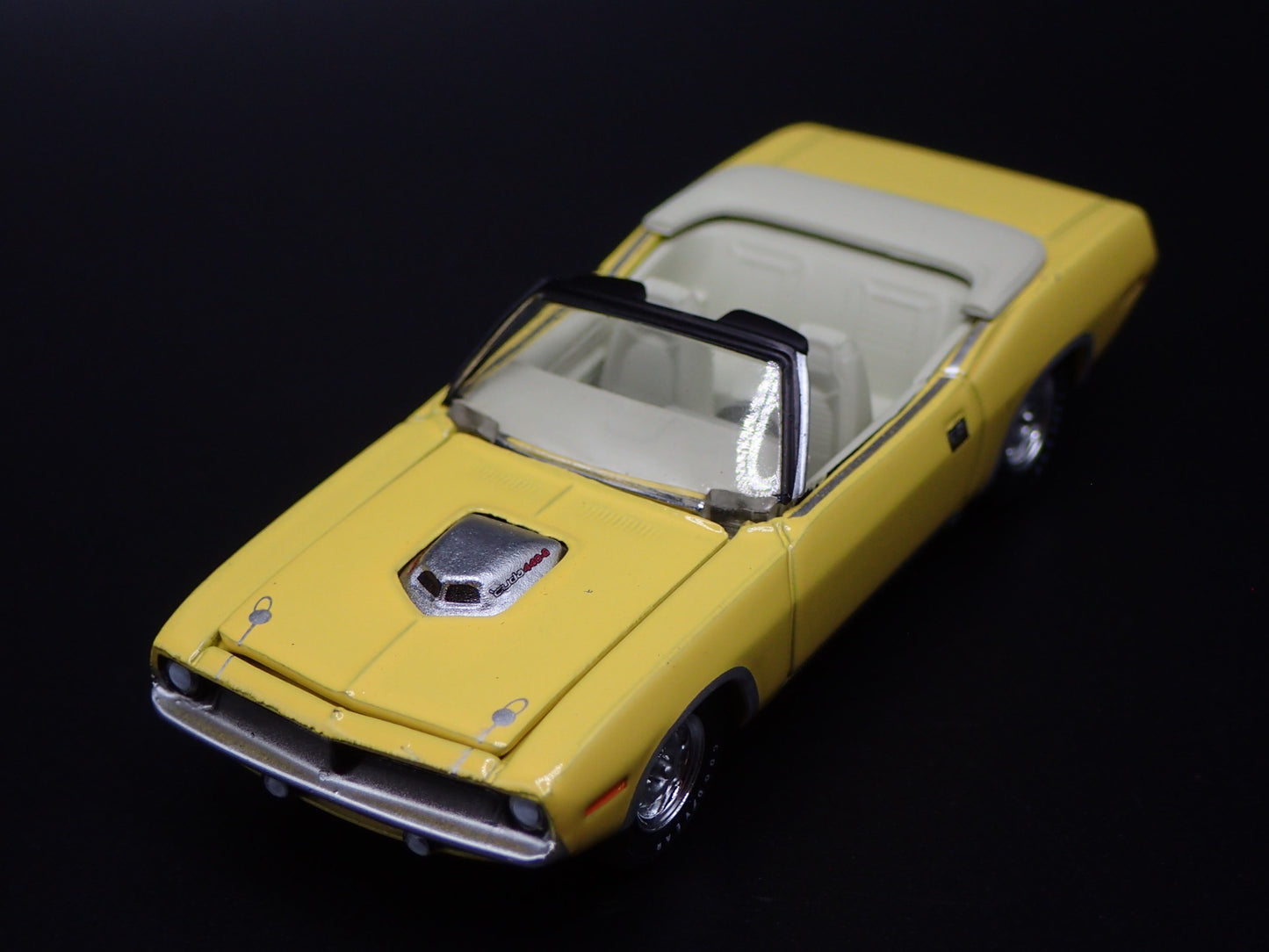 1970 70 PLYMOUTH CUDA CONVERTIBLE YELLOW 1:64 SCALE DIORAMA DIECAST MODEL CAR