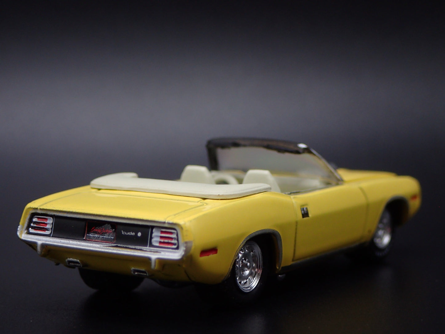 1970 70 PLYMOUTH CUDA CONVERTIBLE YELLOW 1:64 SCALE DIORAMA DIECAST MODEL CAR