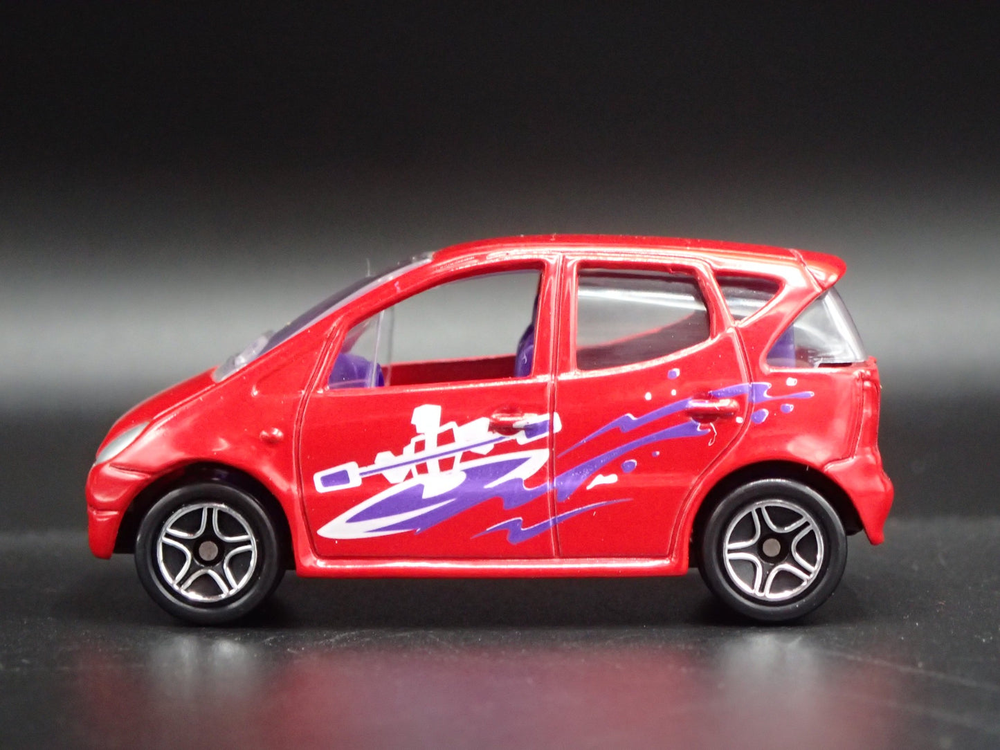 1997-2005 MERCEDES-BENZ A CLASS 1:64 SCALE COLLECTIBLE DIORAMA DIECAST MODEL CAR