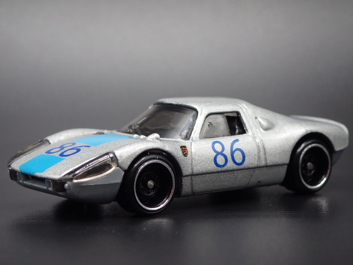 1964-1965 PORSCHE 904 CARRERA GTS RACE CAR 1:64 SCALE DIORAMA DIECAST MODEL CAR