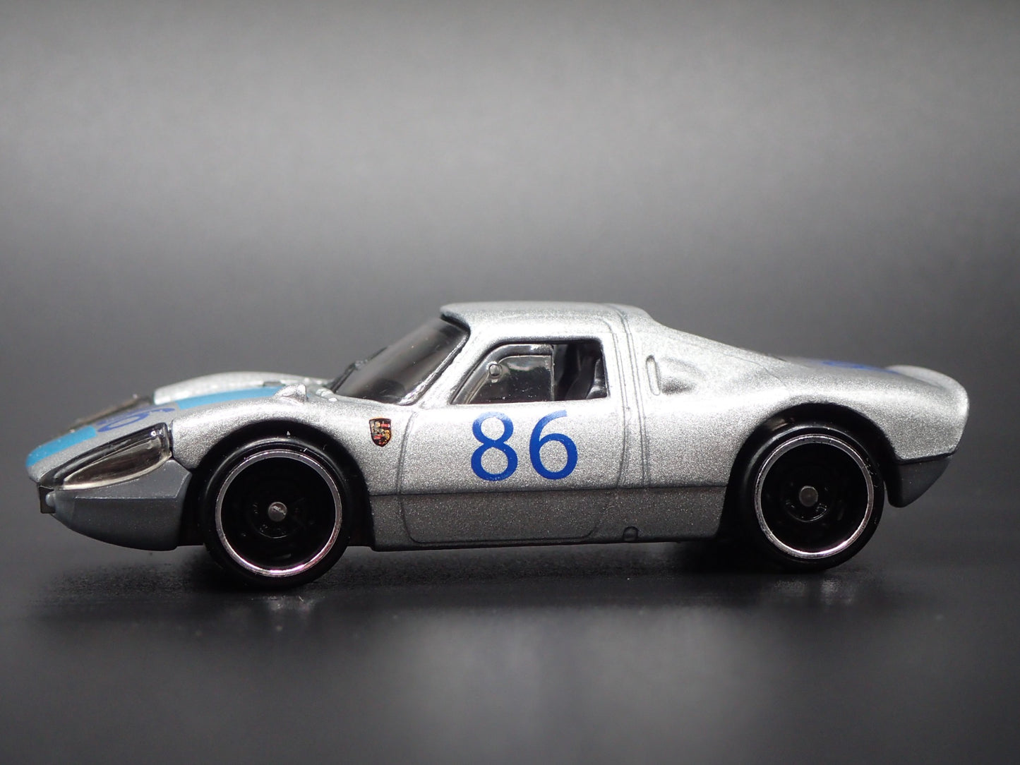 1964-1965 PORSCHE 904 CARRERA GTS RACE CAR 1:64 SCALE DIORAMA DIECAST MODEL CAR