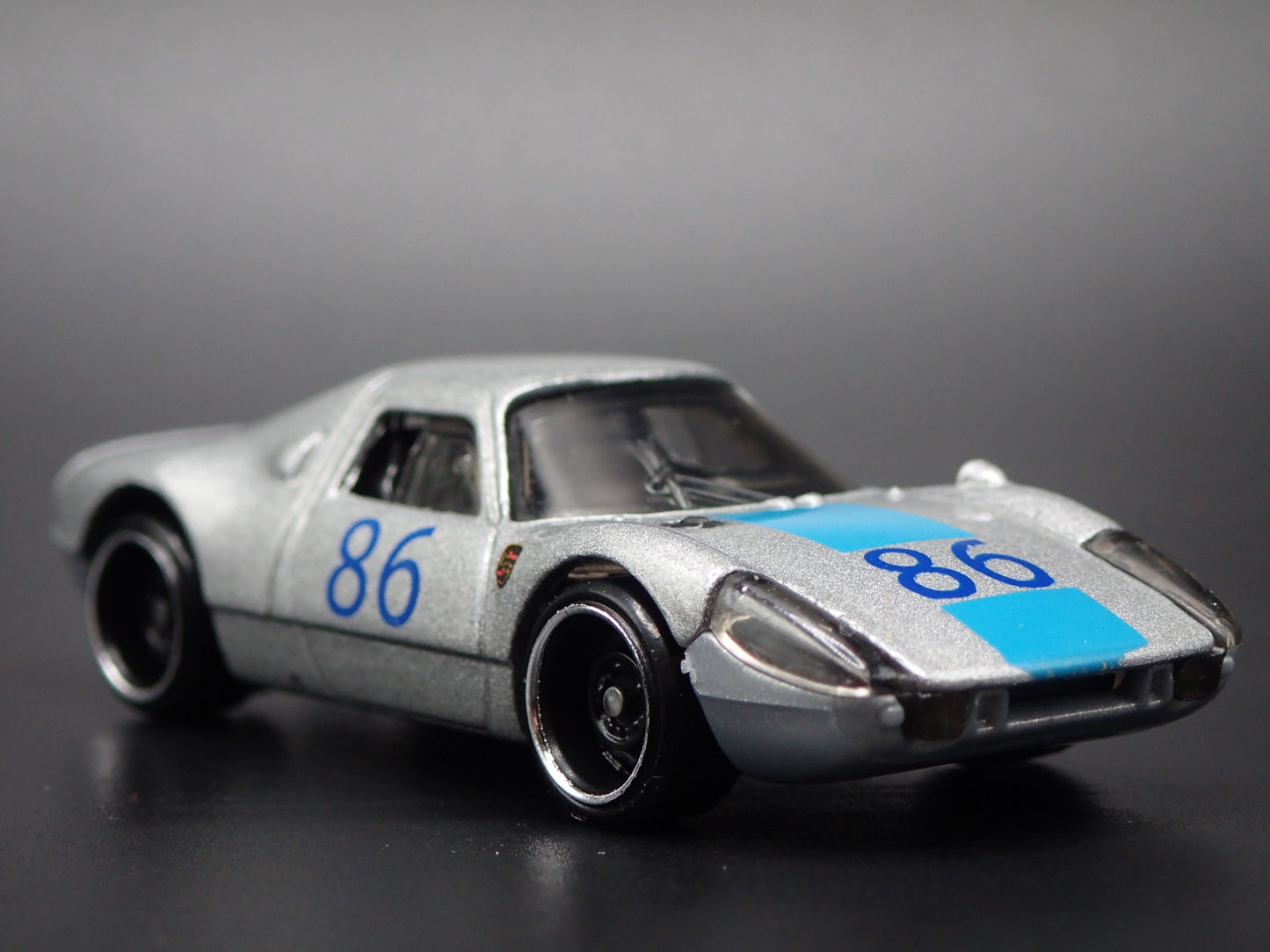 1964-1965 PORSCHE 904 CARRERA GTS RACE CAR 1:64 SCALE DIORAMA DIECAST MODEL CAR