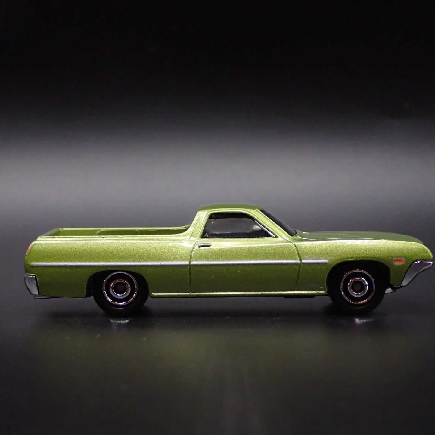1970 70 FORD RANCHERO PICKUP TRUCK GREEN 1:64 SCALE DIORAMA DIECAST MODEL CAR