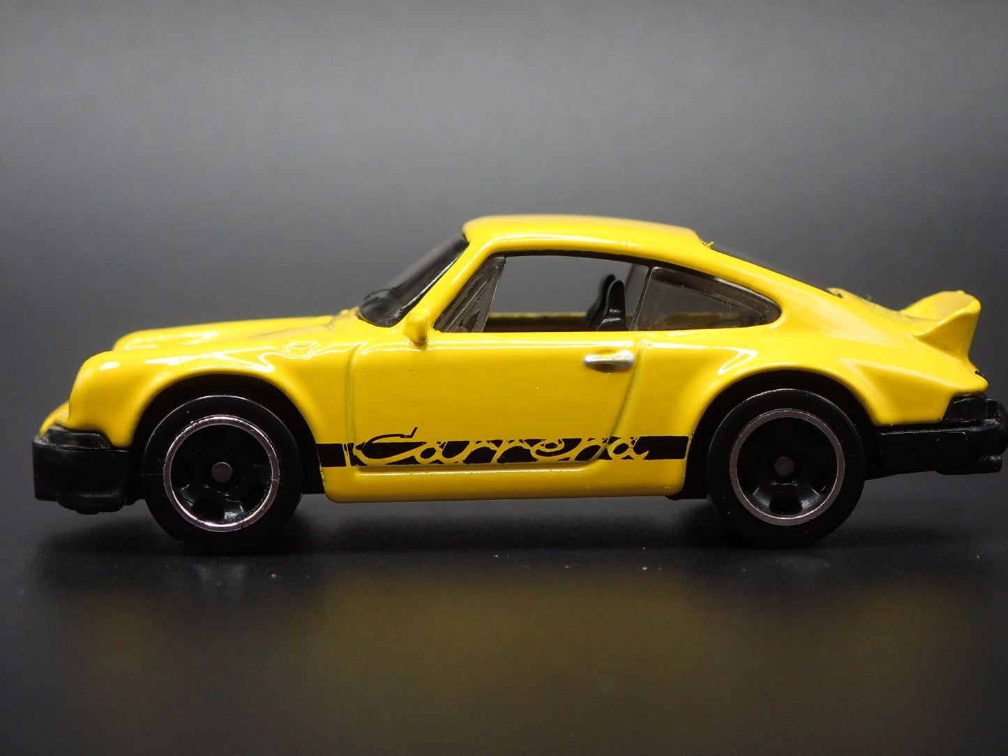1973-1977 PORSCHE 911 CARRERA RS 2.7 1:64 SCALE COLLECTIBLE DIECAST MODEL CAR