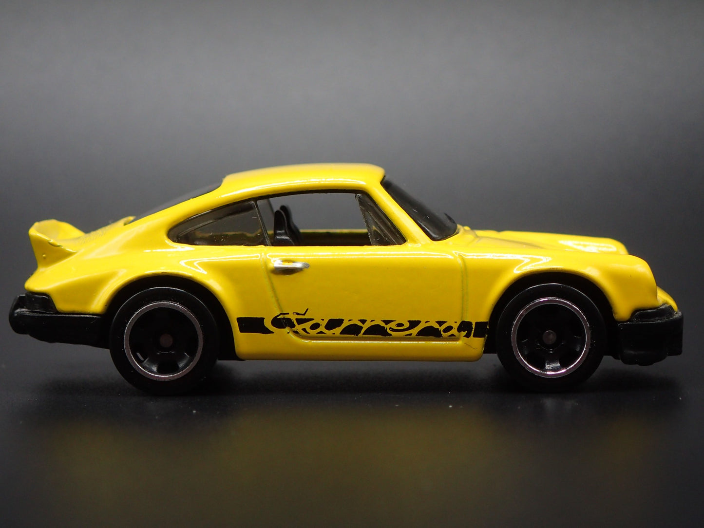 1973-1977 PORSCHE 911 CARRERA RS 2.7 1:64 SCALE COLLECTIBLE DIECAST MODEL CAR