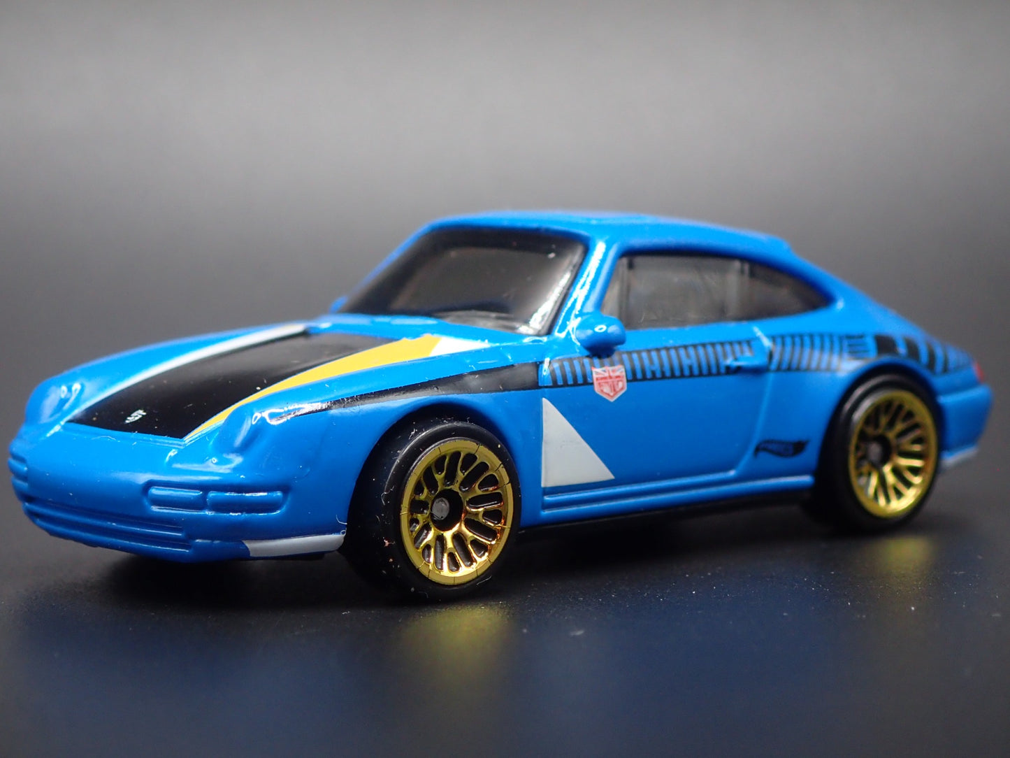 1994-1998 PORSCHE 911 CARRERA 993 BLUE 1:64 SCALE DIORAMA DIECAST MODEL CAR