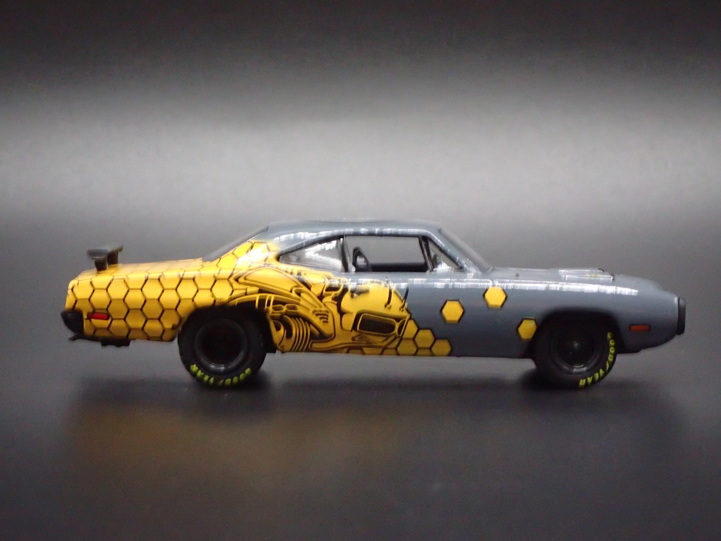 1970 70 PLYMOUTH ROAD RUNNER 1:64 SCALE COLLECTIBLE DIORAMA DIECAST MODEL CAR