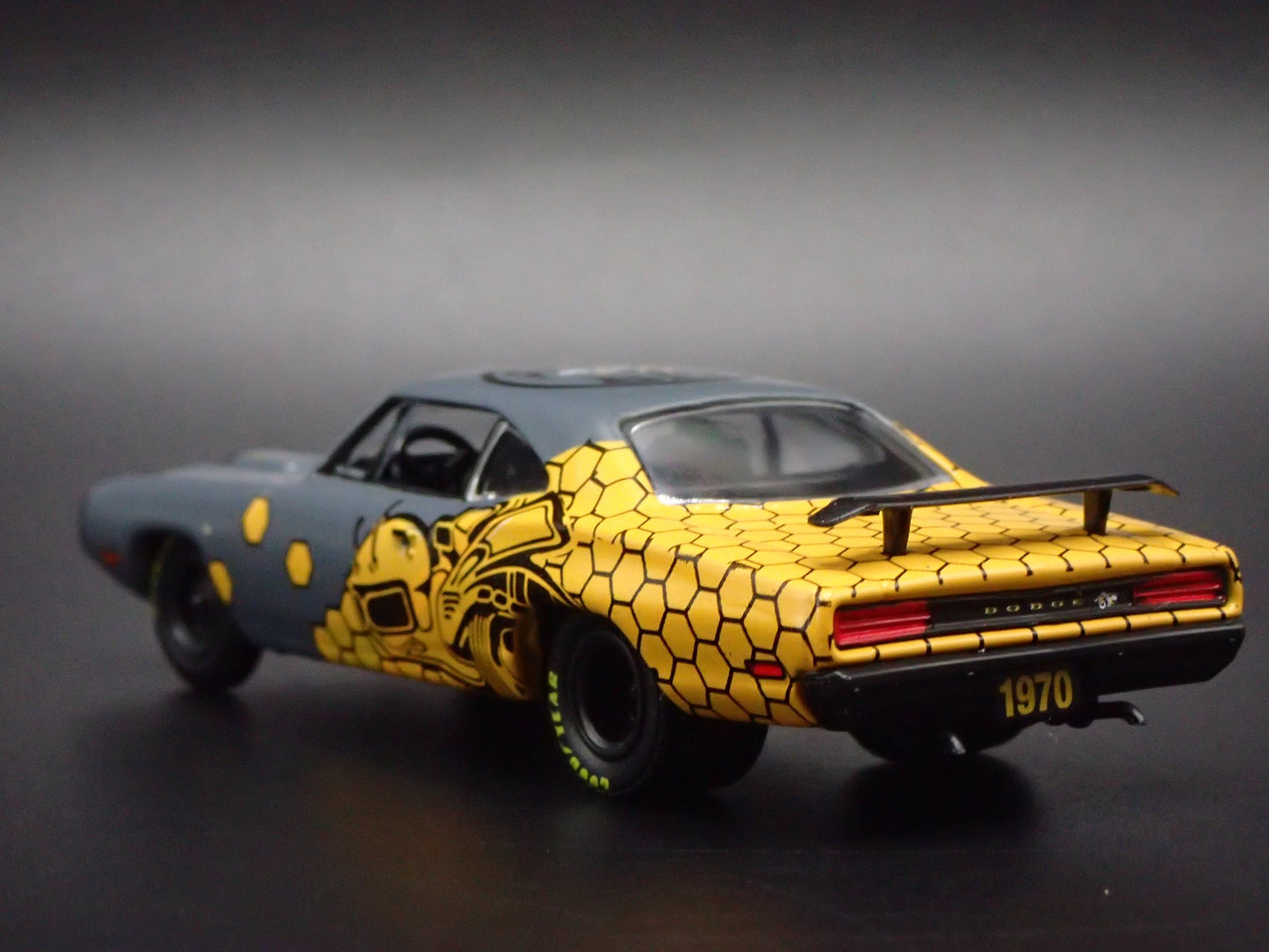 1970 70 PLYMOUTH ROAD RUNNER 1:64 SCALE COLLECTIBLE DIORAMA DIECAST MODEL CAR