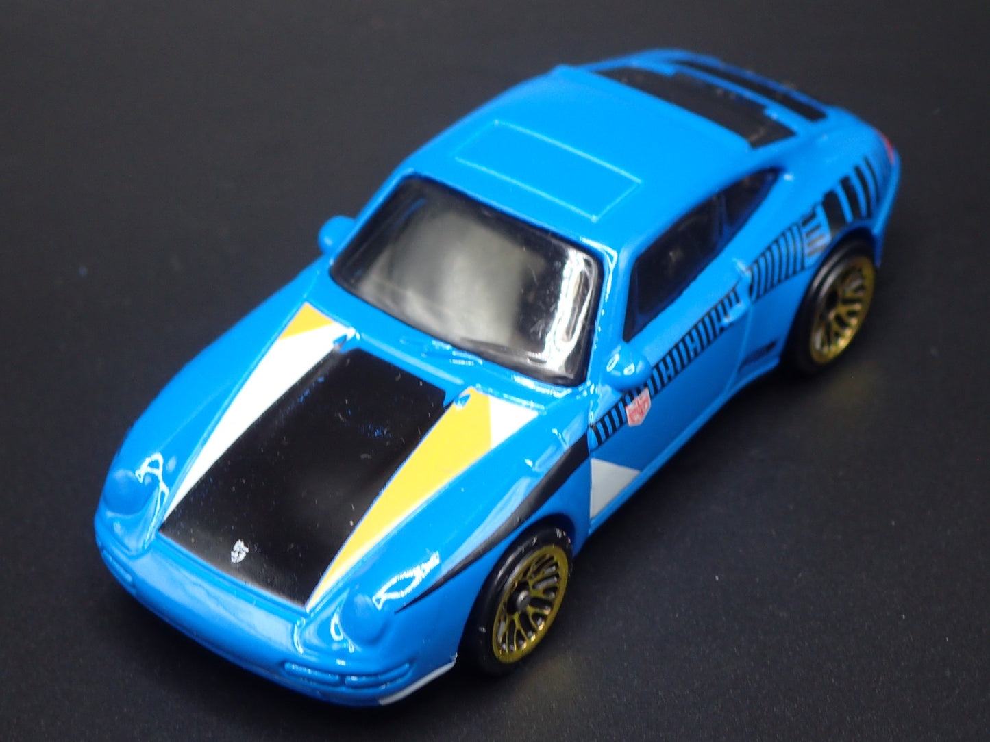 1994-1998 PORSCHE 911 CARRERA 993 BLUE 1:64 SCALE DIORAMA DIECAST MODEL CAR