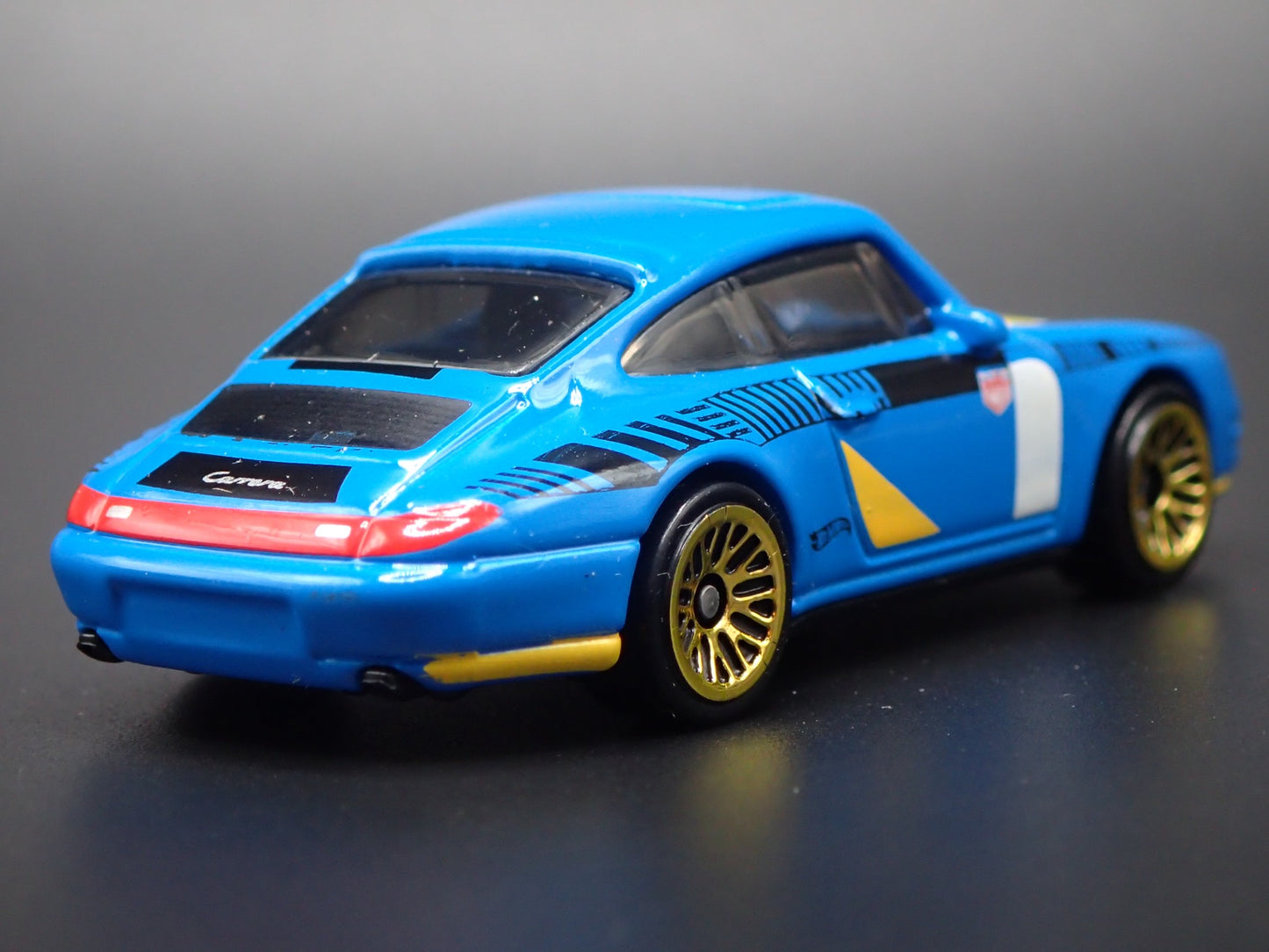 1994-1998 PORSCHE 911 CARRERA 993 BLUE 1:64 SCALE DIORAMA DIECAST MODEL CAR