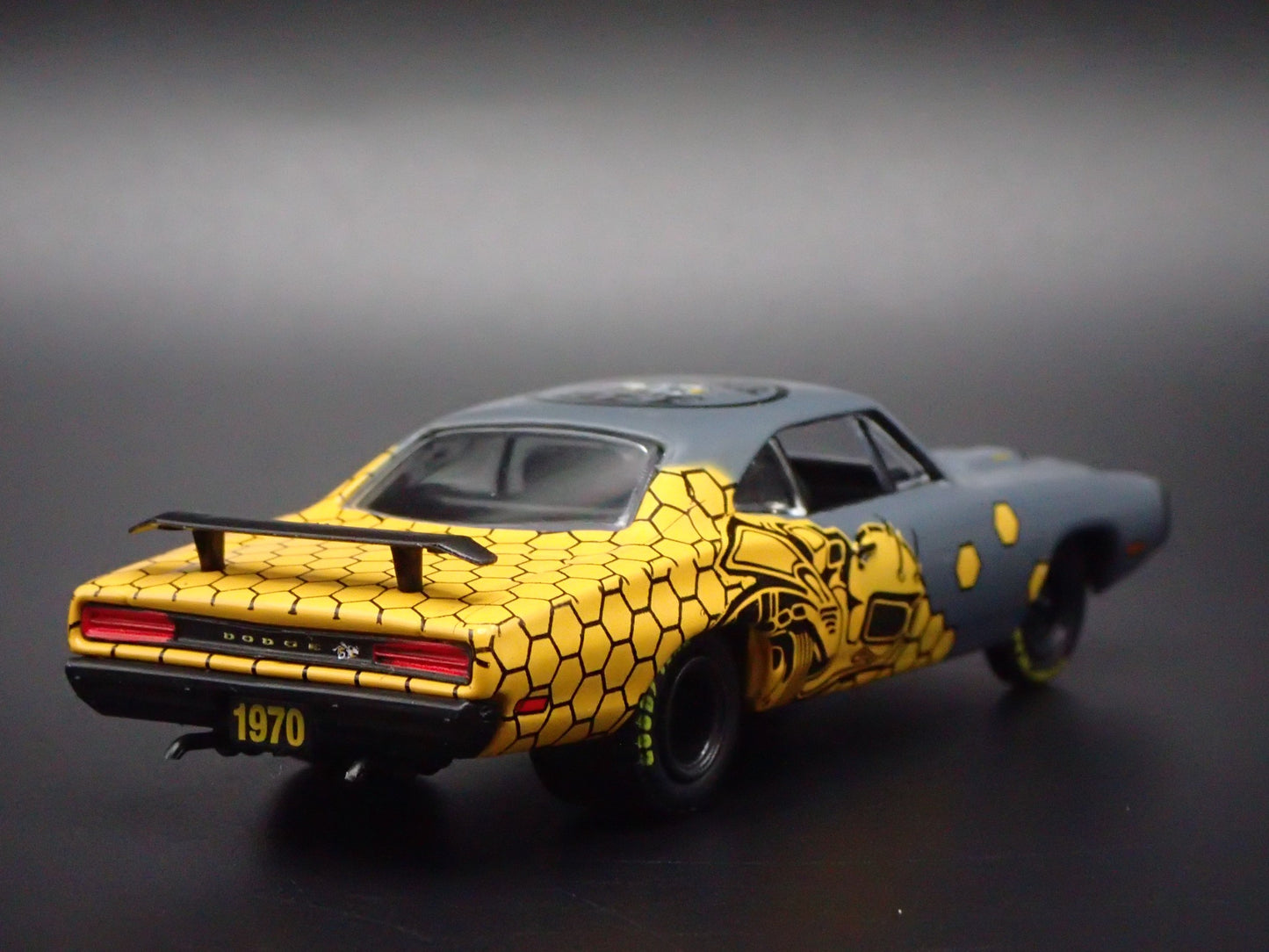 1970 70 PLYMOUTH ROAD RUNNER 1:64 SCALE COLLECTIBLE DIORAMA DIECAST MODEL CAR