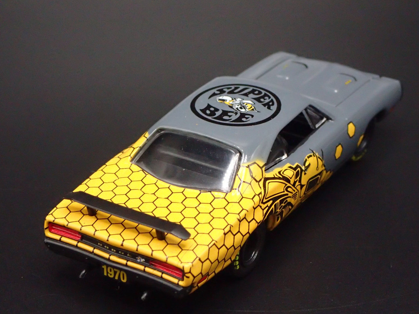 1970 70 PLYMOUTH ROAD RUNNER 1:64 SCALE COLLECTIBLE DIORAMA DIECAST MODEL CAR