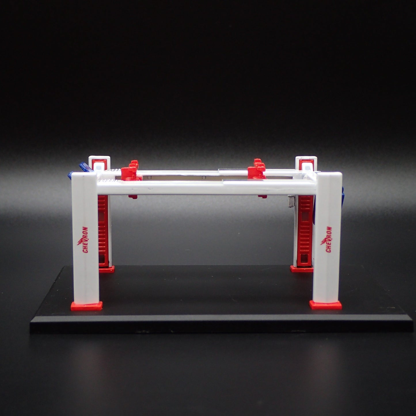 CHEVRON GAS 1:64 SCALE AUTO SHOP MECHANIC GARAGE 4 POST CAR LIFT MODEL DIECAST