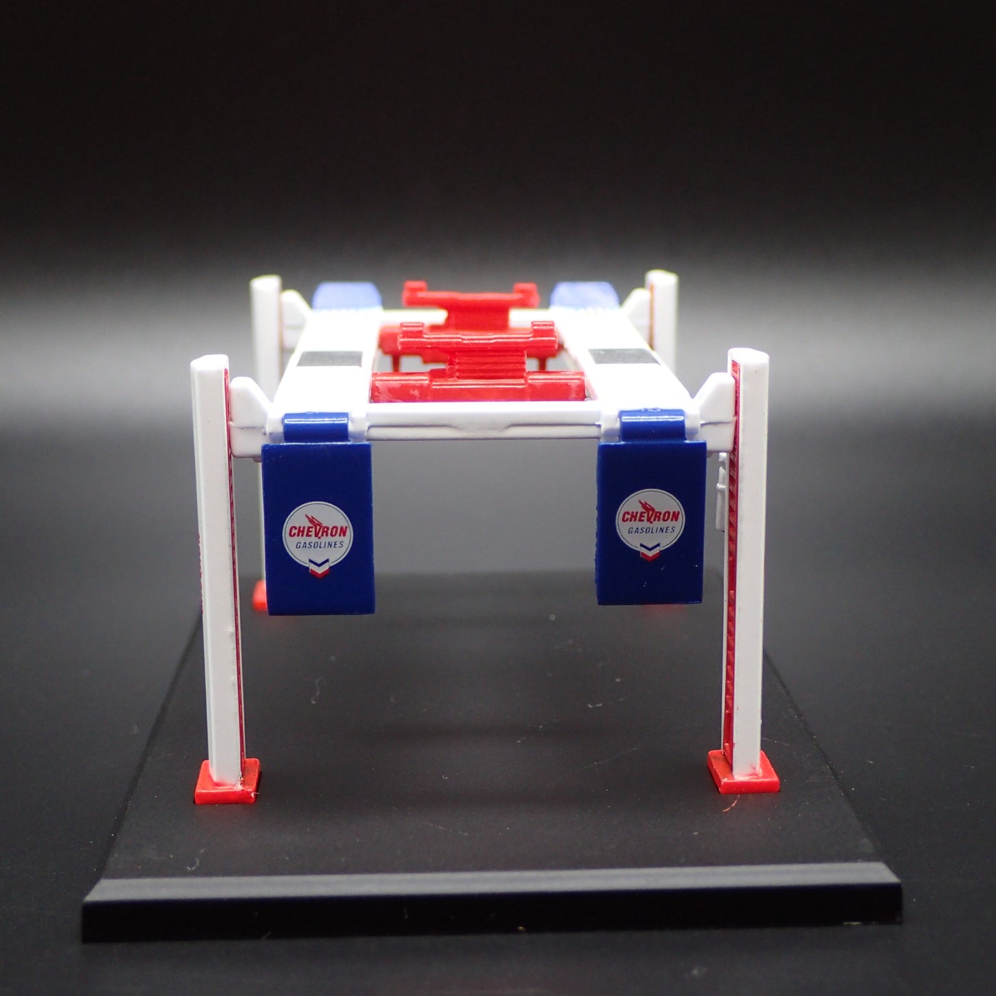 CHEVRON GAS 1:64 SCALE AUTO SHOP MECHANIC GARAGE 4 POST CAR LIFT MODEL DIECAST