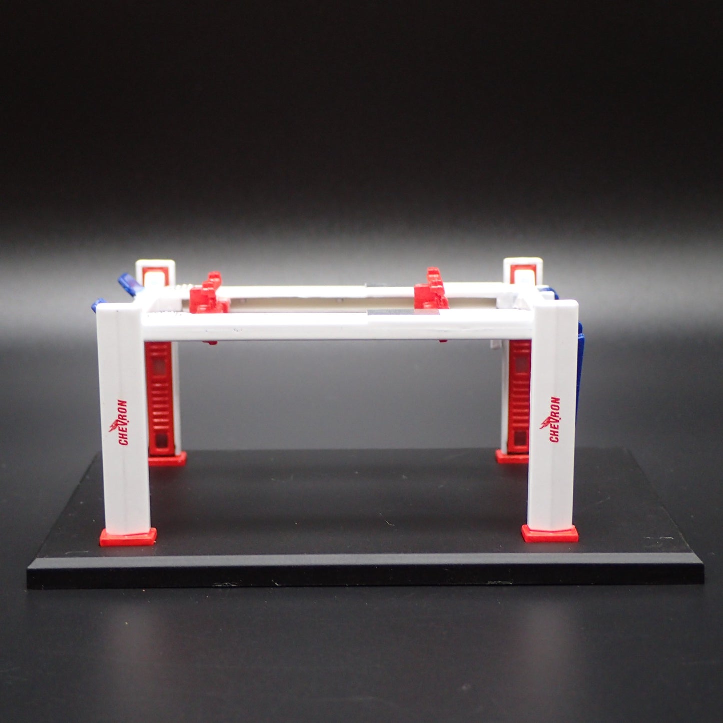 CHEVRON GAS 1:64 SCALE AUTO SHOP MECHANIC GARAGE 4 POST CAR LIFT MODEL DIECAST