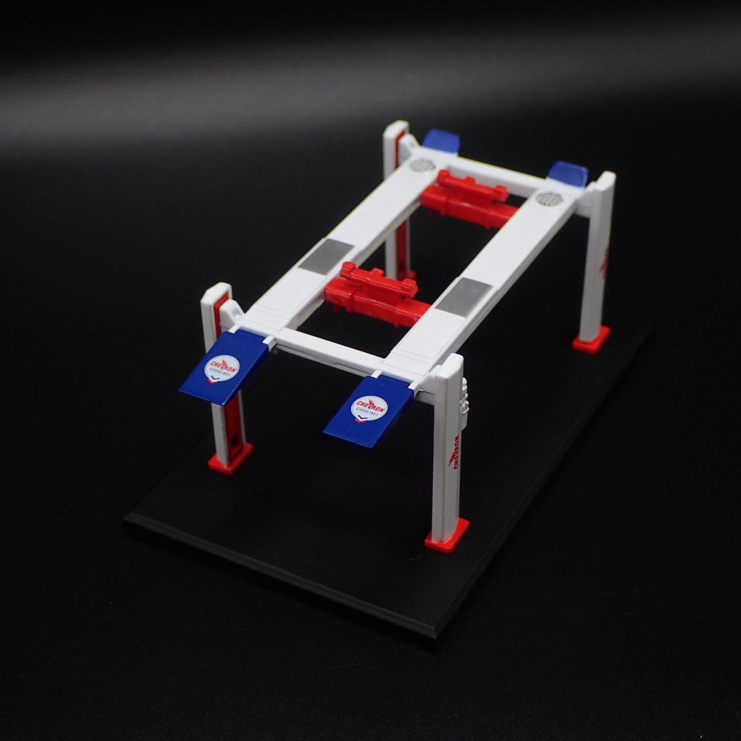 CHEVRON GAS 1:64 SCALE AUTO SHOP MECHANIC GARAGE 4 POST CAR LIFT MODEL DIECAST