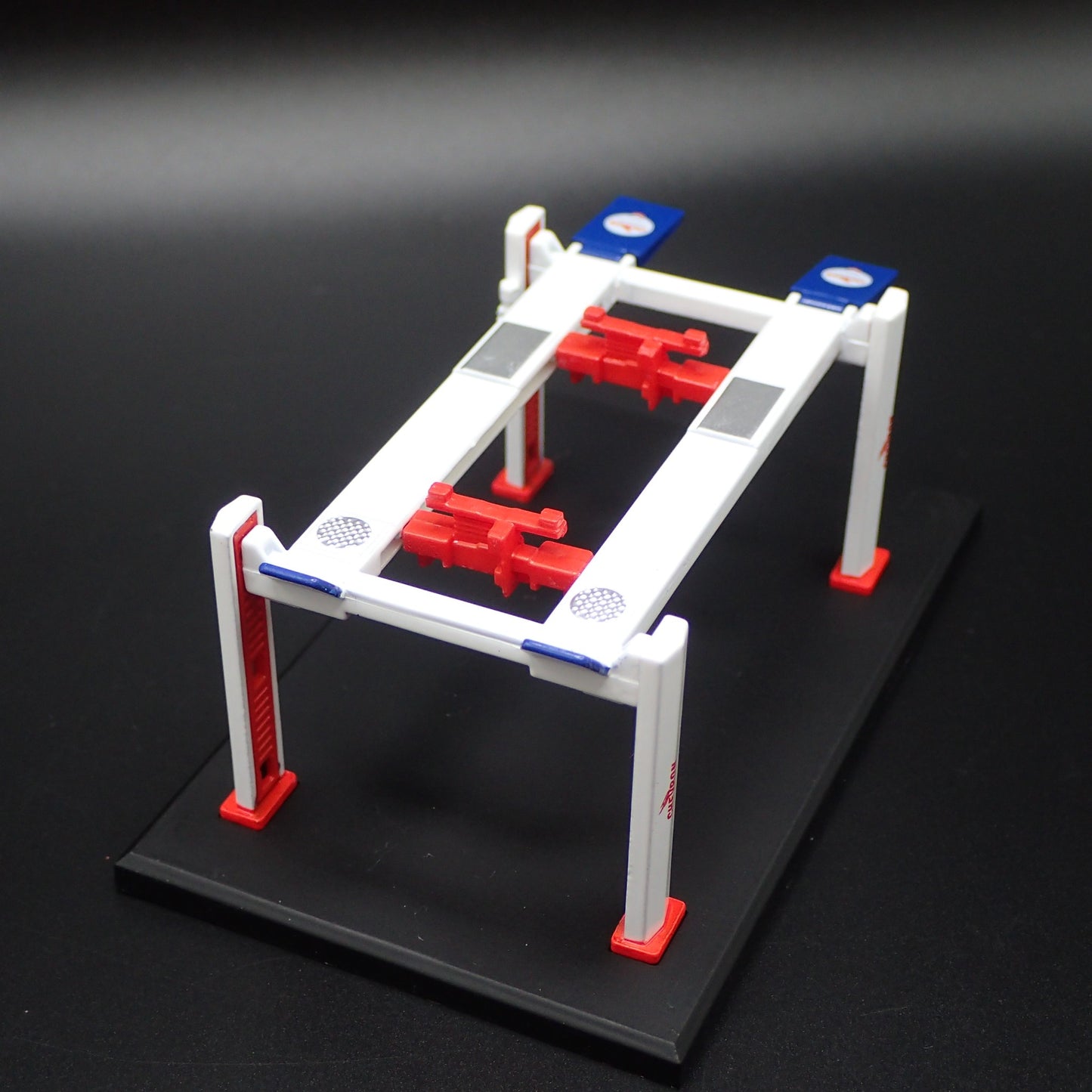 CHEVRON GAS 1:64 SCALE AUTO SHOP MECHANIC GARAGE 4 POST CAR LIFT MODEL DIECAST