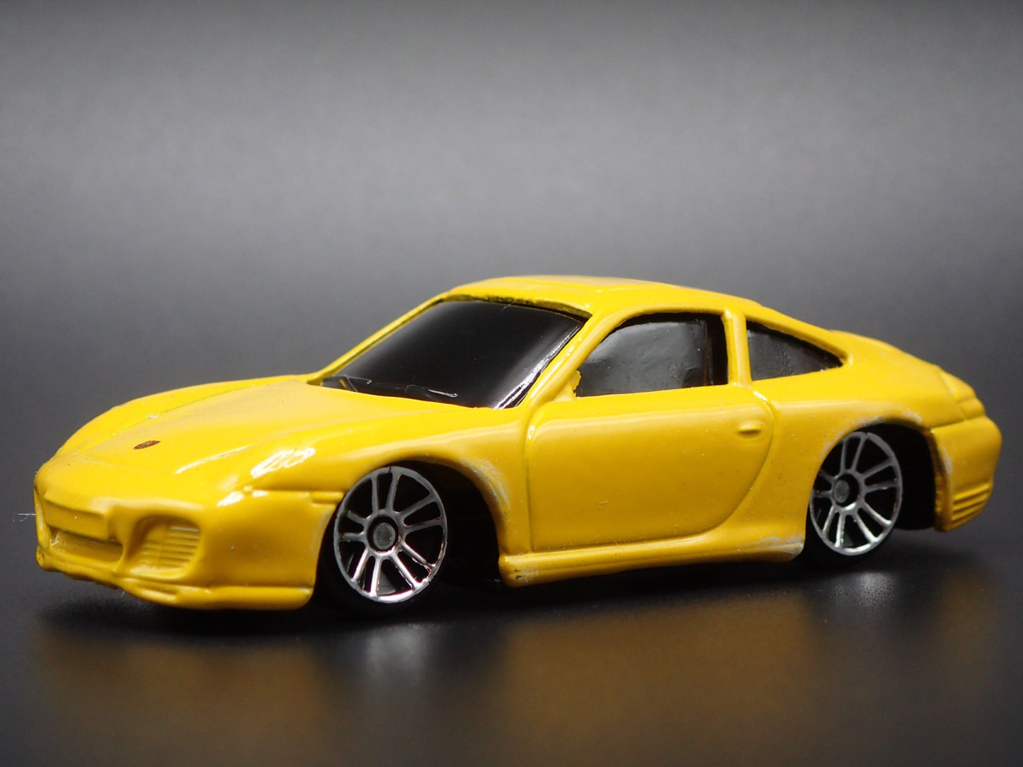 1998-2005 PORSCHE 911 CARRERA 4S 996 YELLOW 1:64 SCALE DIORAMA DIECAST MODEL CAR