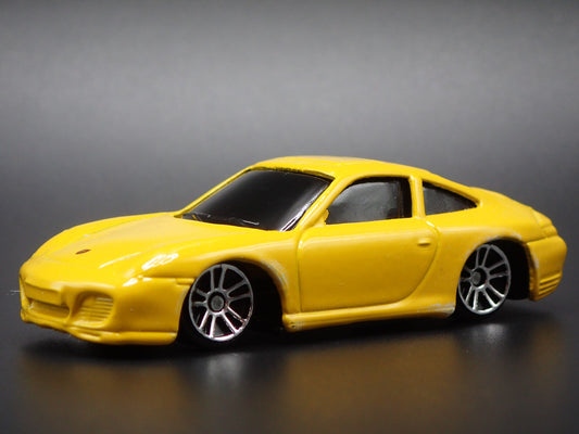 1998-2005 PORSCHE 911 CARRERA 4S 996 YELLOW 1:64 SCALE DIORAMA DIECAST MODEL CAR