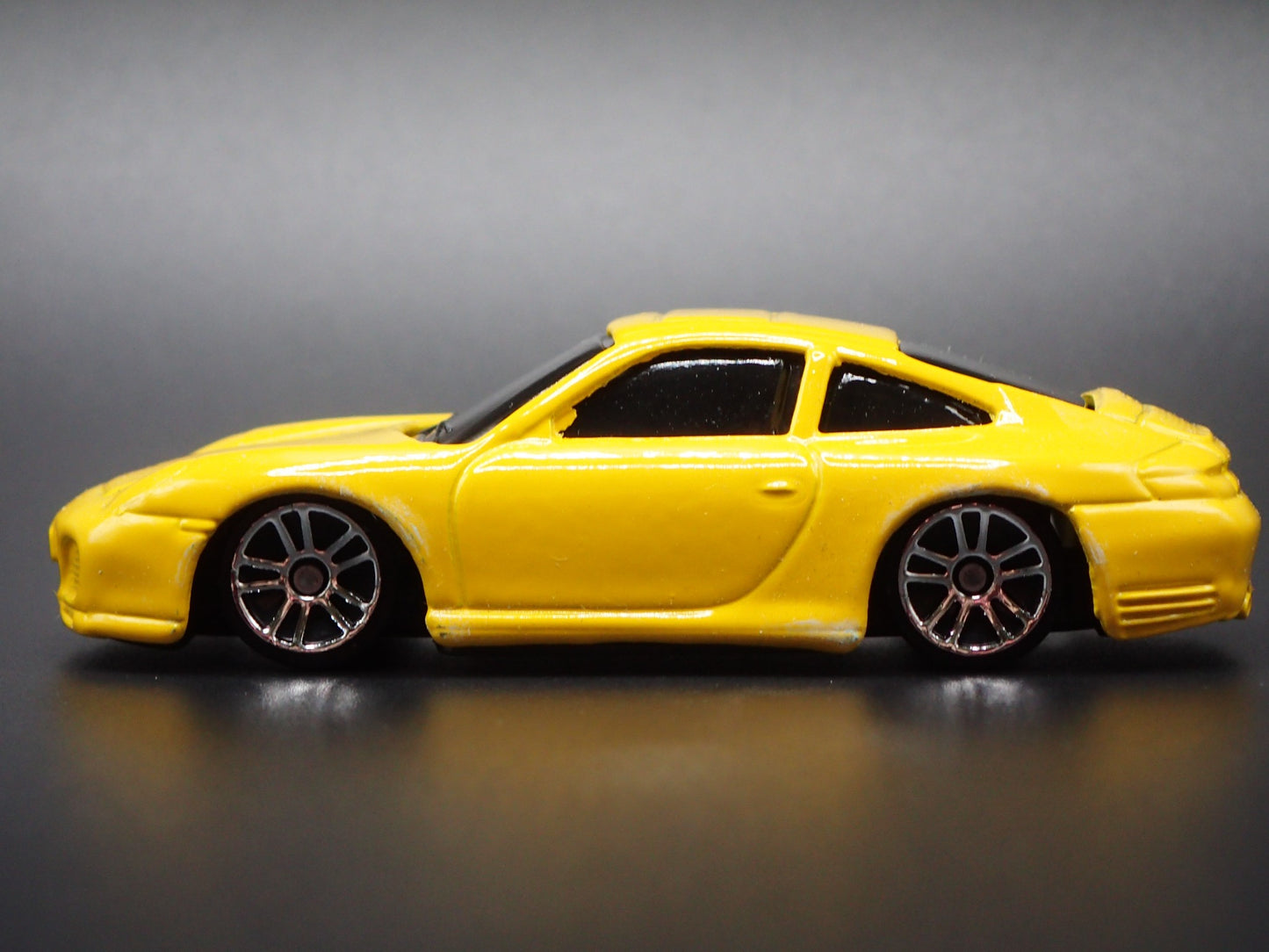 1998-2005 PORSCHE 911 CARRERA 4S 996 YELLOW 1:64 SCALE DIORAMA DIECAST MODEL CAR