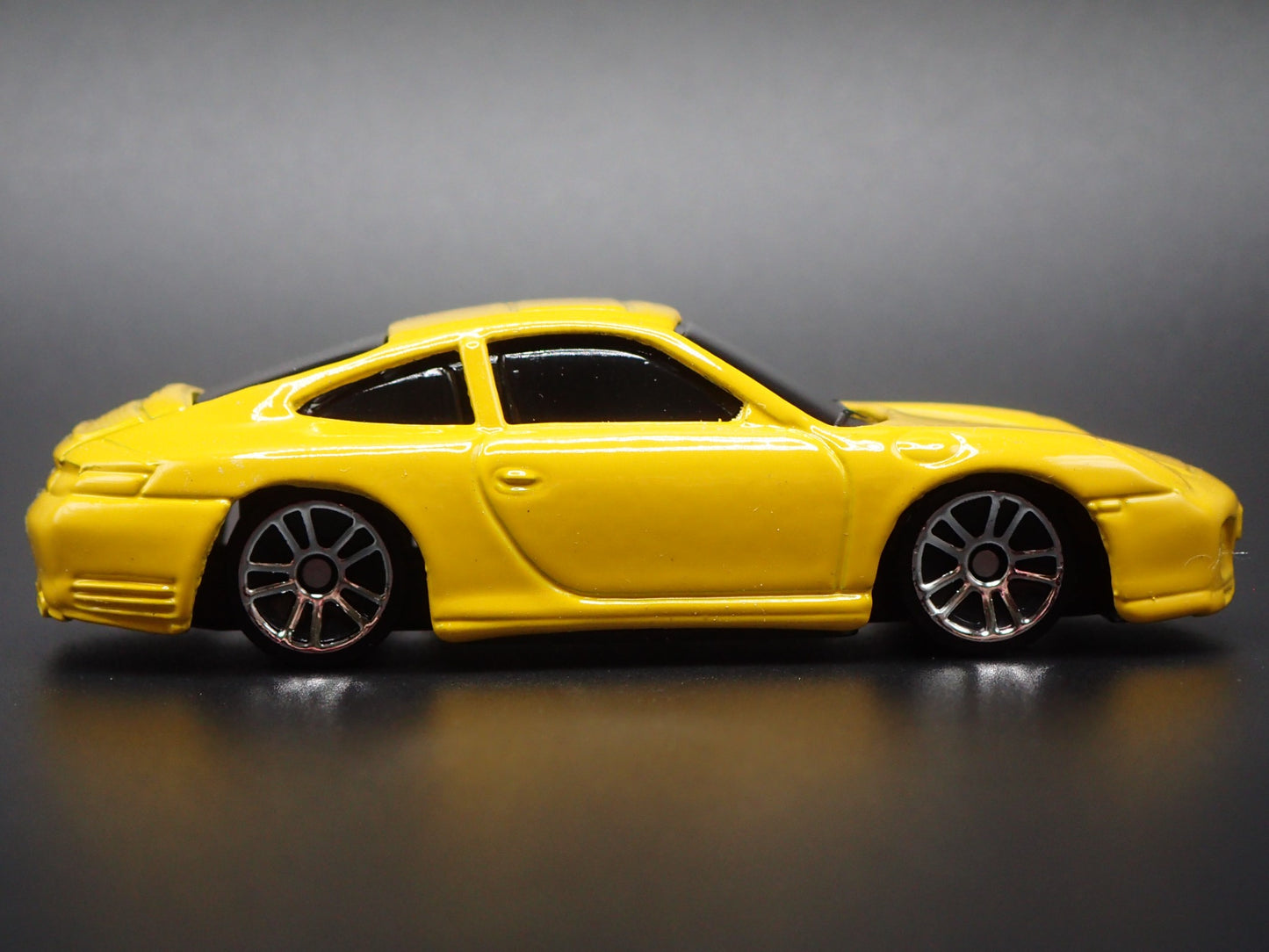 1998-2005 PORSCHE 911 CARRERA 4S 996 YELLOW 1:64 SCALE DIORAMA DIECAST MODEL CAR