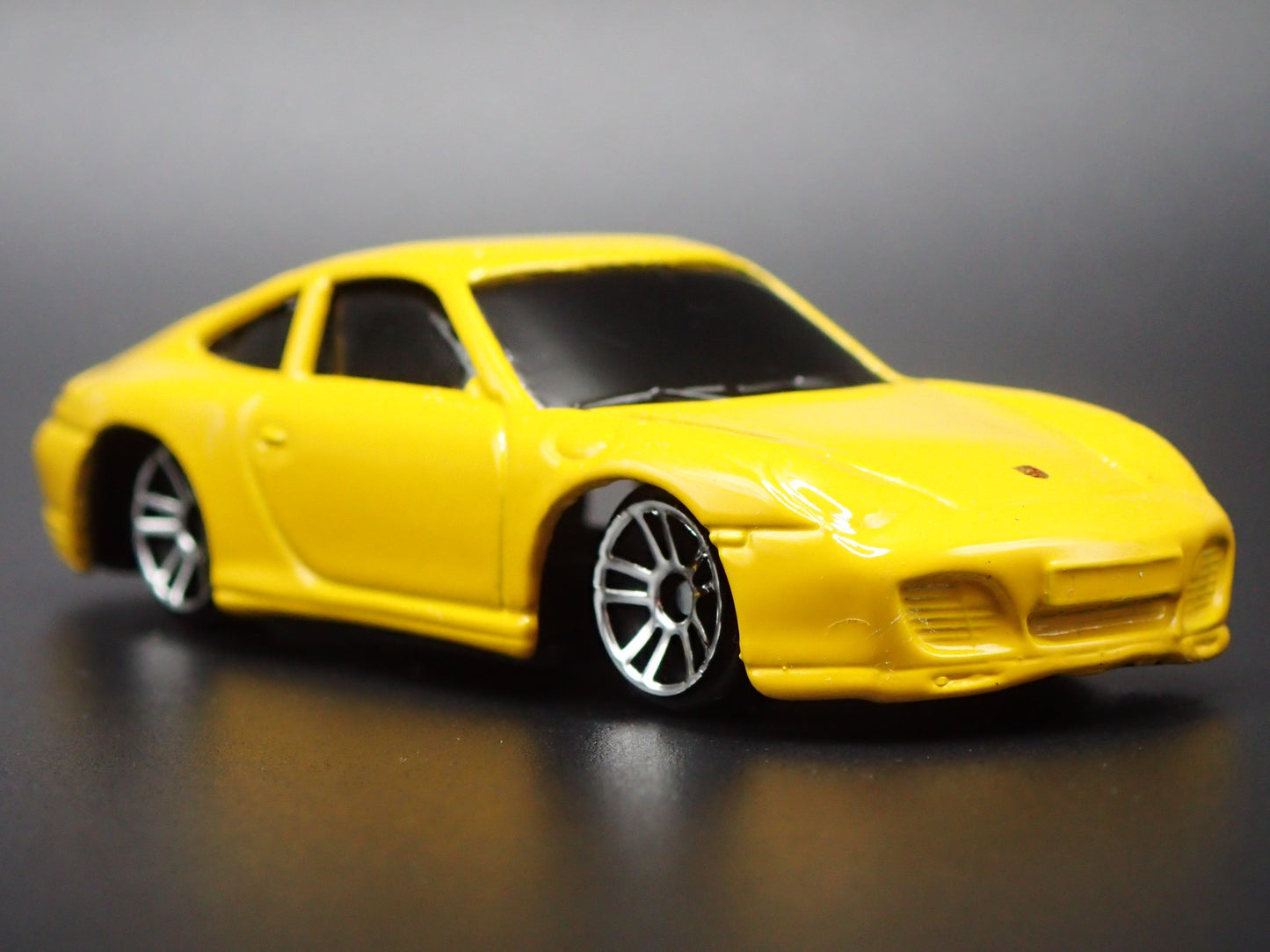 1998-2005 PORSCHE 911 CARRERA 4S 996 YELLOW 1:64 SCALE DIORAMA DIECAST MODEL CAR