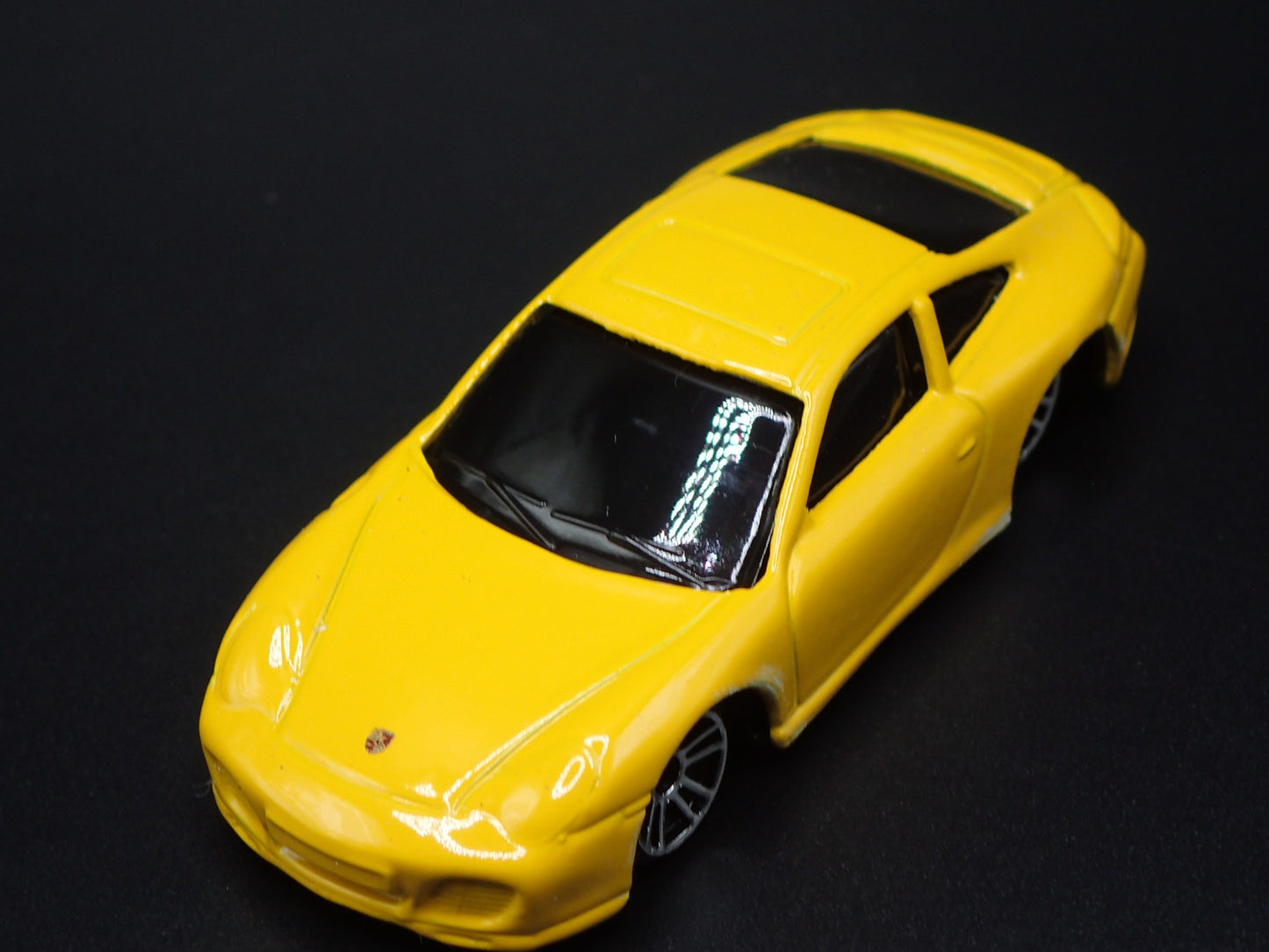 1998-2005 PORSCHE 911 CARRERA 4S 996 YELLOW 1:64 SCALE DIORAMA DIECAST MODEL CAR