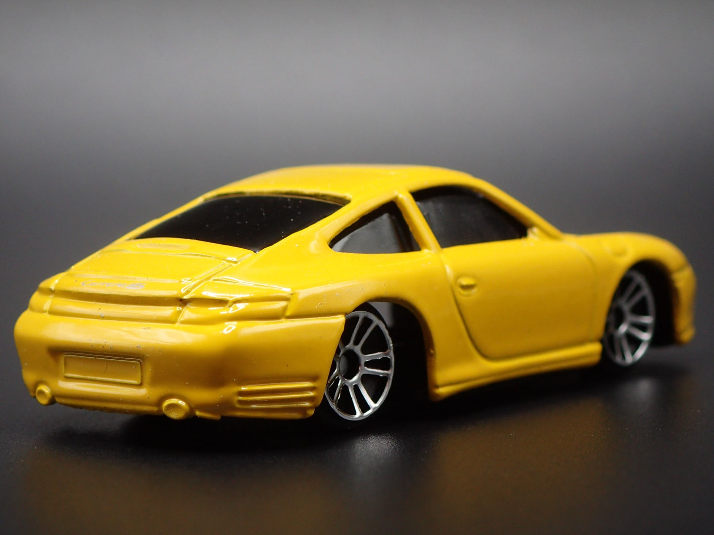 1998-2005 PORSCHE 911 CARRERA 4S 996 YELLOW 1:64 SCALE DIORAMA DIECAST MODEL CAR