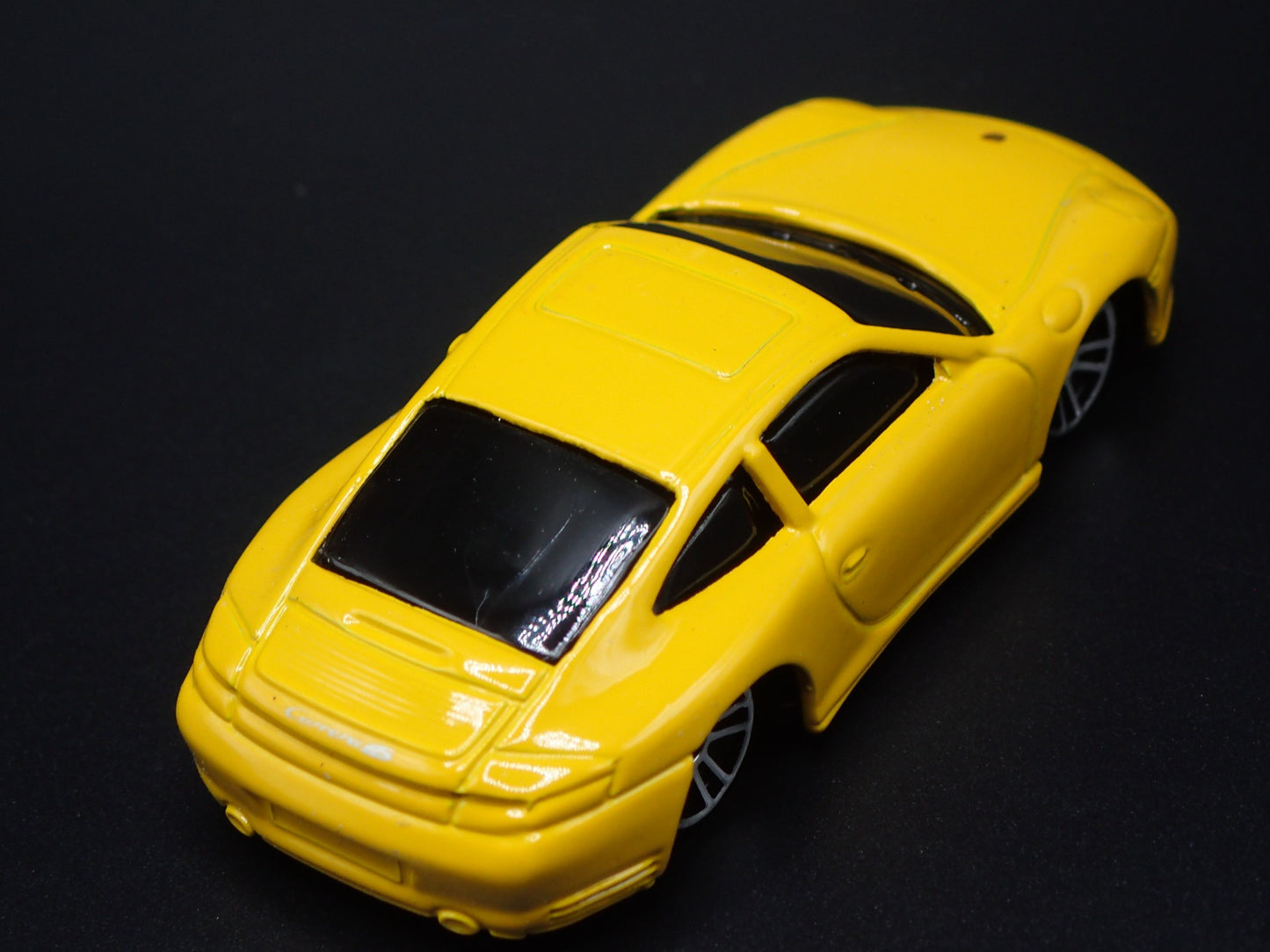 1998-2005 PORSCHE 911 CARRERA 4S 996 YELLOW 1:64 SCALE DIORAMA DIECAST MODEL CAR