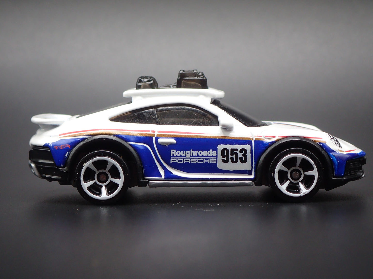 1985 85 PORSCHE 911 RALLYE 1:64 SCALE COLLECTIBLE DIORAMA DIECAST MODEL CAR