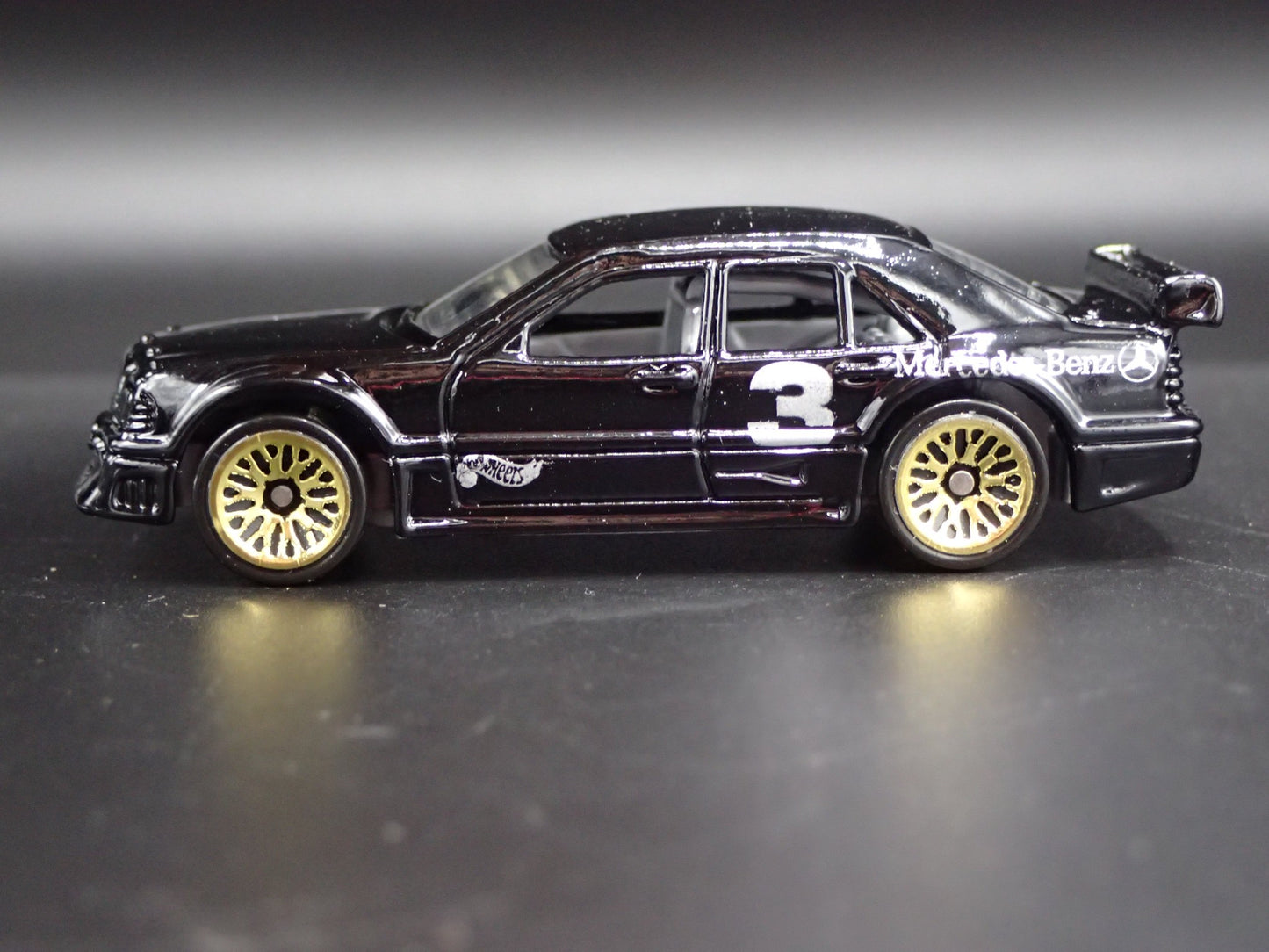 1993-1999 MERCEDES-BENZ C CLASS 1:64 SCALE COLLECTIBLE DIORAMA DIECAST MODEL CAR