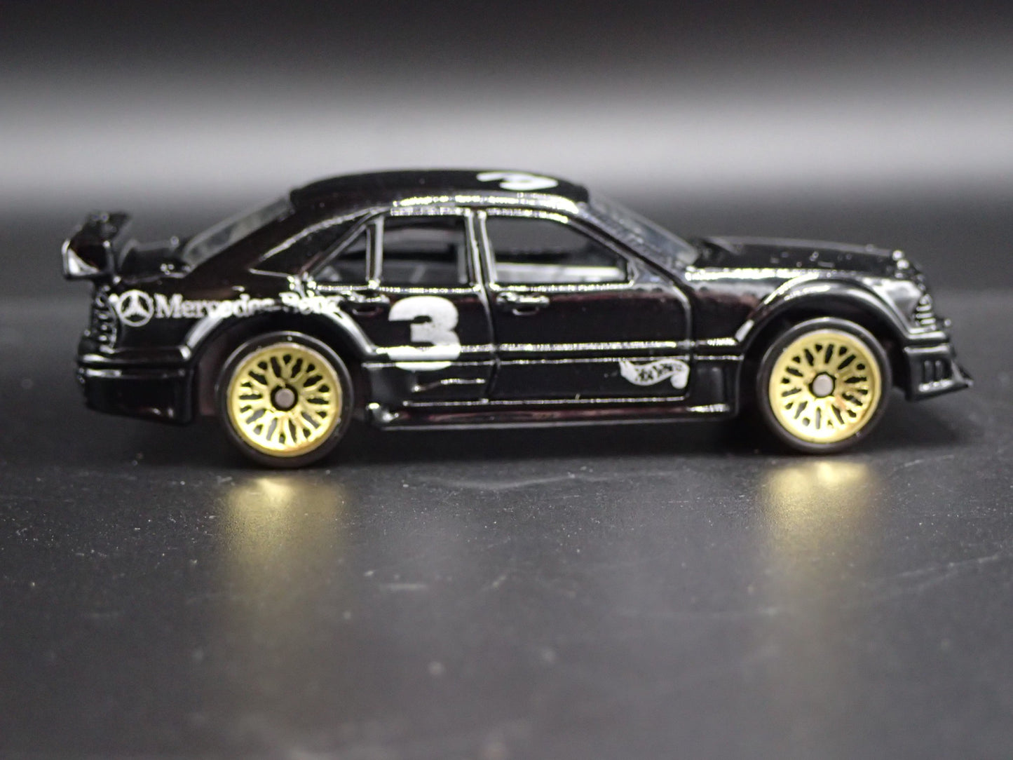 1993-1999 MERCEDES-BENZ C CLASS 1:64 SCALE COLLECTIBLE DIORAMA DIECAST MODEL CAR