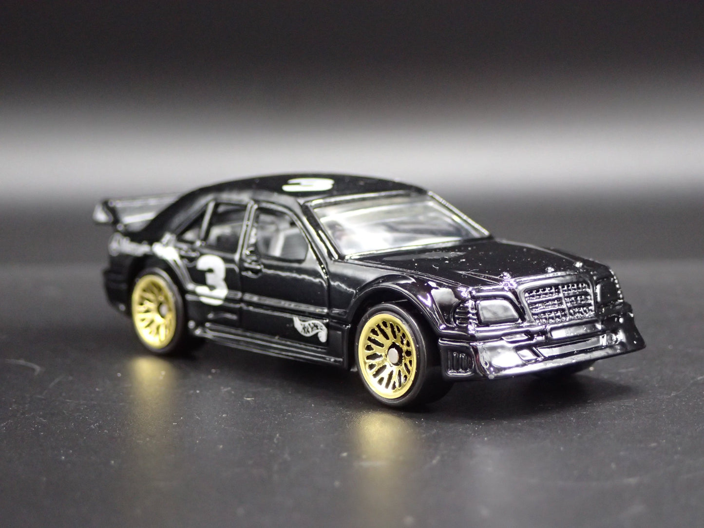 1993-1999 MERCEDES-BENZ C CLASS 1:64 SCALE COLLECTIBLE DIORAMA DIECAST MODEL CAR