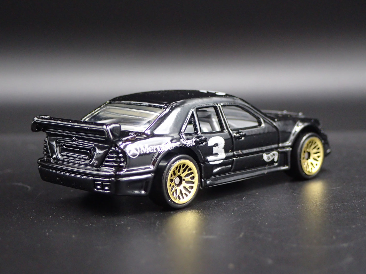 1993-1999 MERCEDES-BENZ C CLASS 1:64 SCALE COLLECTIBLE DIORAMA DIECAST MODEL CAR